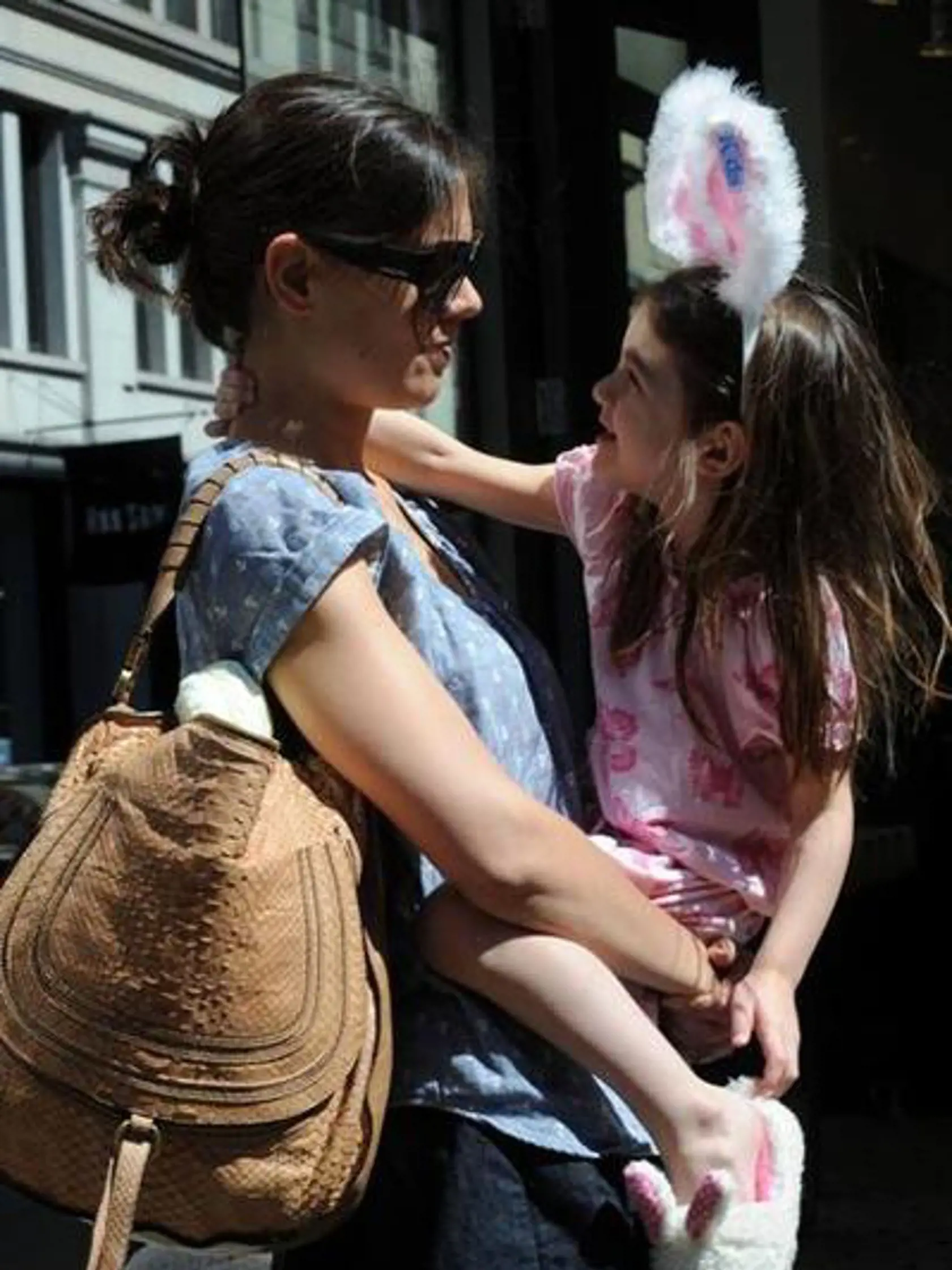 SURI CRUISE sa vybrala do mesta s mamou Katie Holmes