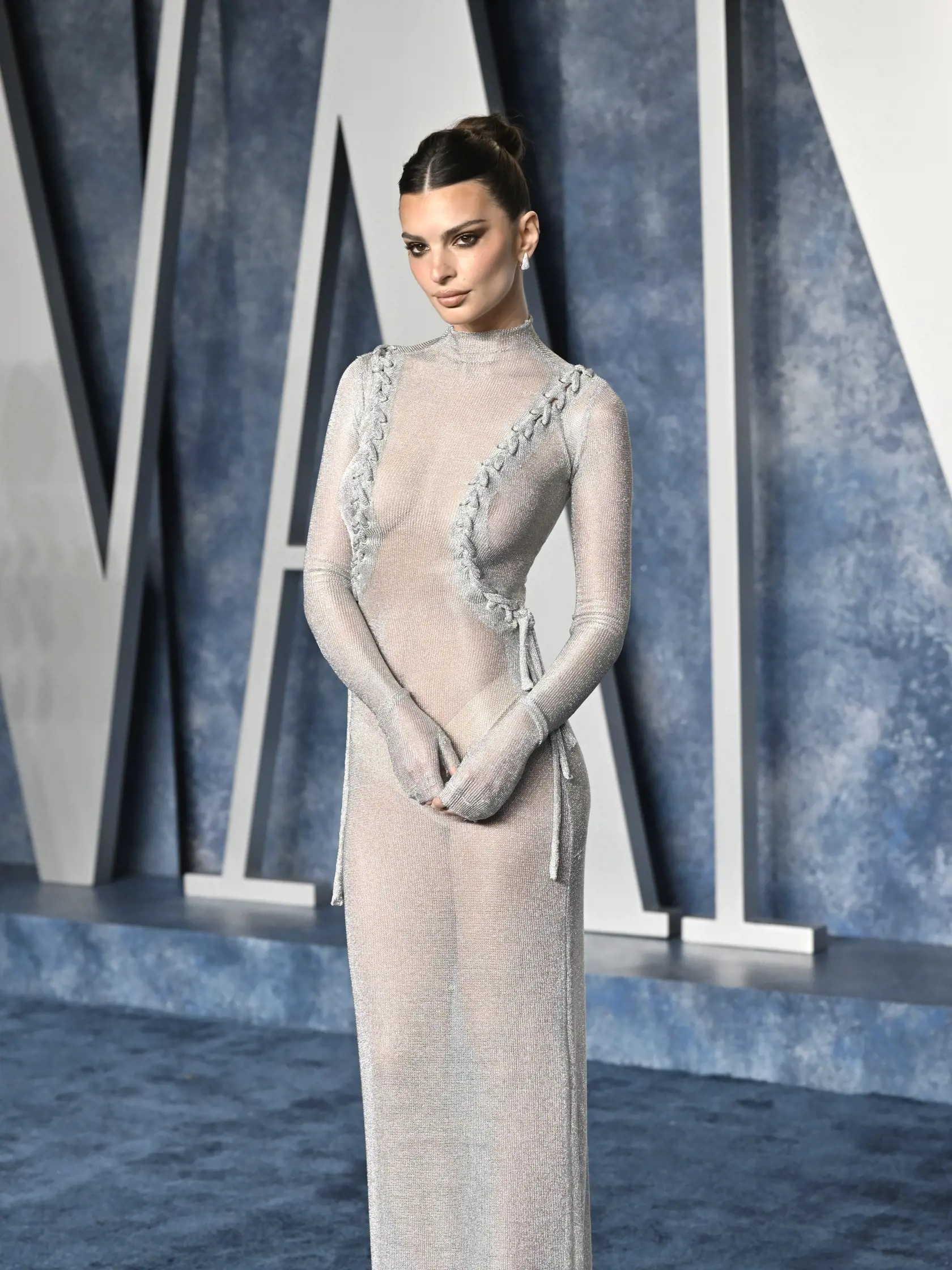 Na snímke americká modelka a herečka Emily Ratajkowski  pózuje fotografom pred príchodom na Vanity Fair Oscar Party po udeľovaní cien Americkej akadémie filmových umení a vied (AMPAS) v Beverly Hills v Kalifornii v noci na pondelok 13. marca 2023.
