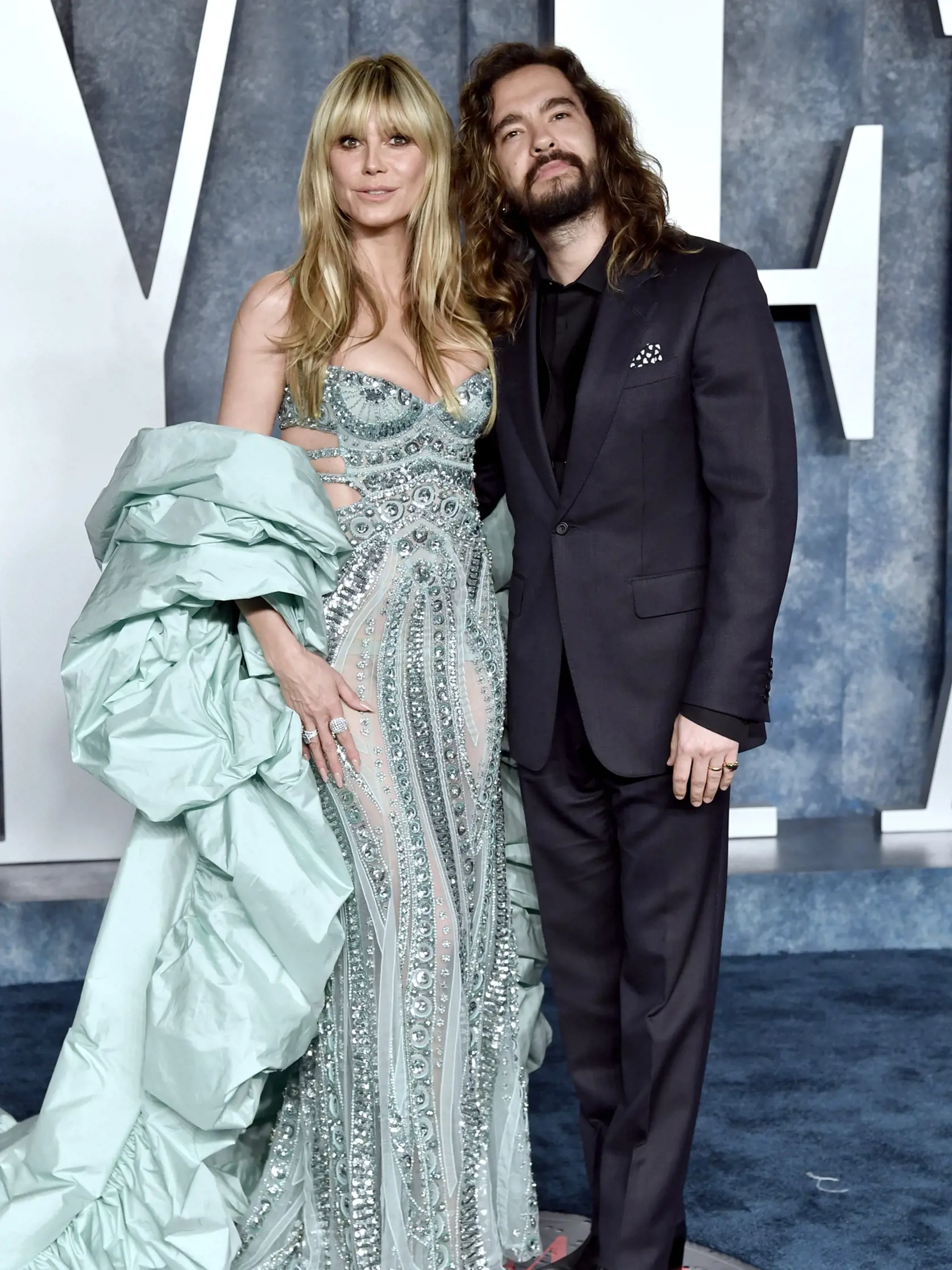 Na snímke zľava nemecká topmodelka Heidi Klumová a gitarista nemeckej skupiny Tokio Hotel Tom Kaulitz pózujú fotografom pred príchodom na Vanity Fair Oscar Party po udeľovaní cien Americkej akadémie filmových umení a vied (AMPAS) v Beverly Hills v Kalifornii v noci na pondelok 13. marca 2023.