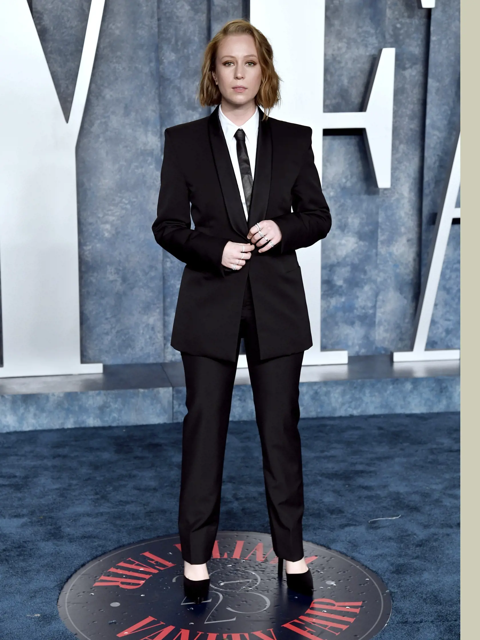 Na snímke americká komička a spisovateľka Hannah Einbinderová pózuje fotografom  pred príchodom na Vanity Fair Oscar Party po udeľovaní cien Americkej akadémie filmových umení a vied (AMPAS) v Beverly Hills v Kalifornii v noci na pondelok 13. marca 2023. 

Hannah Einbinder arrives at the Vanity Fair Oscar Party on Sunday, March 12, 2023, at the Wallis Annenberg Center for the Performing Arts in Beverly Hills, Calif. (Photo by Evan Agostini/Invision/AP)