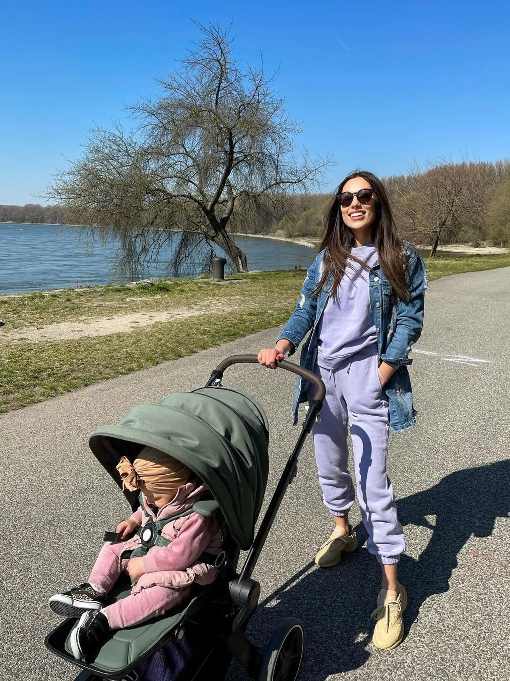 Daniela Zajíček Christová vyrazila s dcérkou na prechádzku. Vychutnali si spolu slnečné lúče a príjemné počasie. Z Daniely je šik mamina a z jej dcérky rastie parádnica.