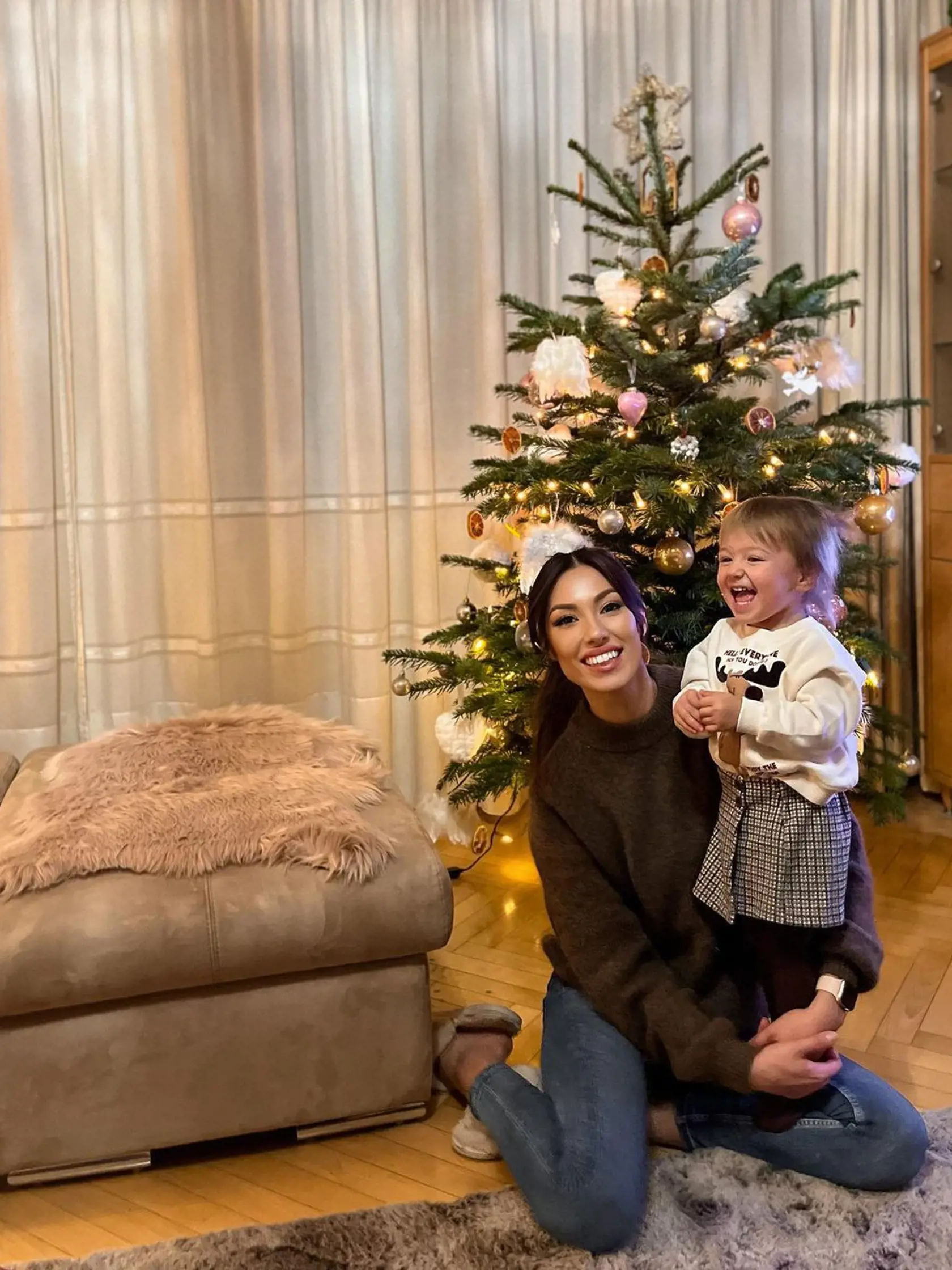 Dcéra Ivany Christovej Daniela ukázala stromček aj dcérku.