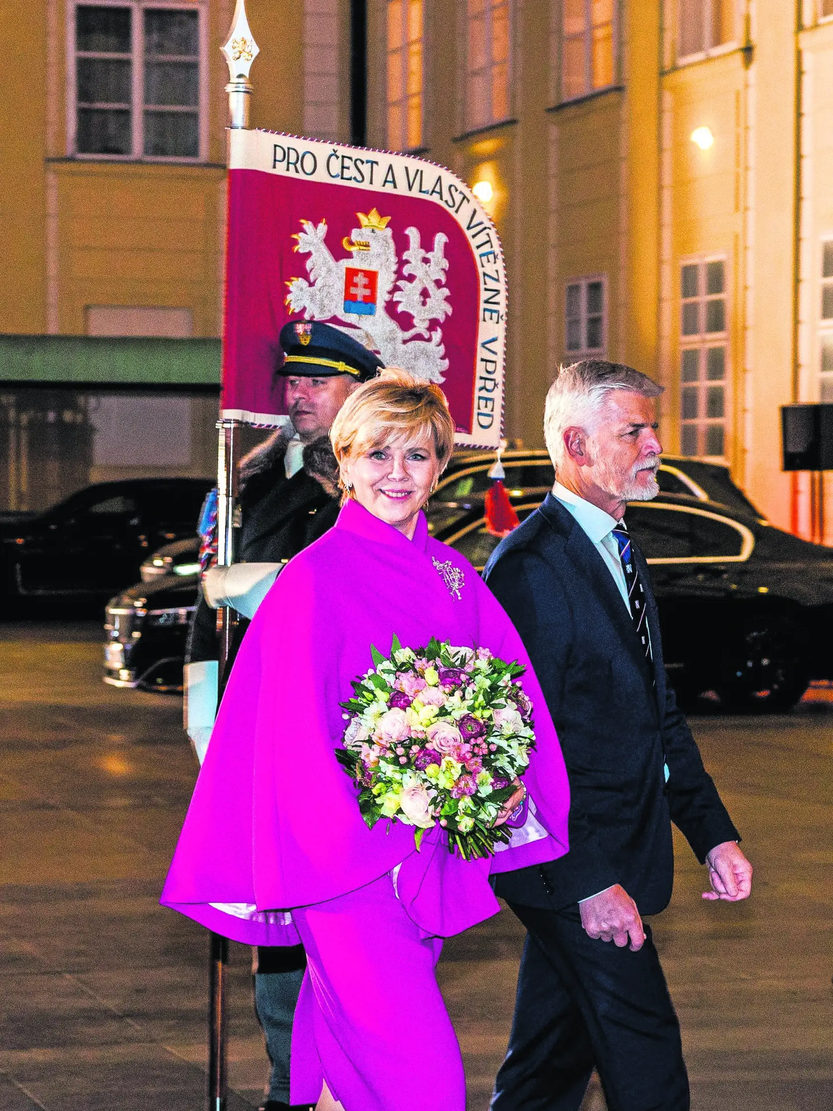 Veľký prešľap! Mária Holubová: Dáma, ktorá je súčasťou vrcholovej politiky, si čižmy nikdy neobuje. Veď do 60. rokov 20. storočia nosili čižmy len sedliačky, dámy v meste mali aj ku kožuchom poltopánky. Čižmy sa stali súčasťou módy až s minisukňami a s dlhými rozpustenými vlasmi.