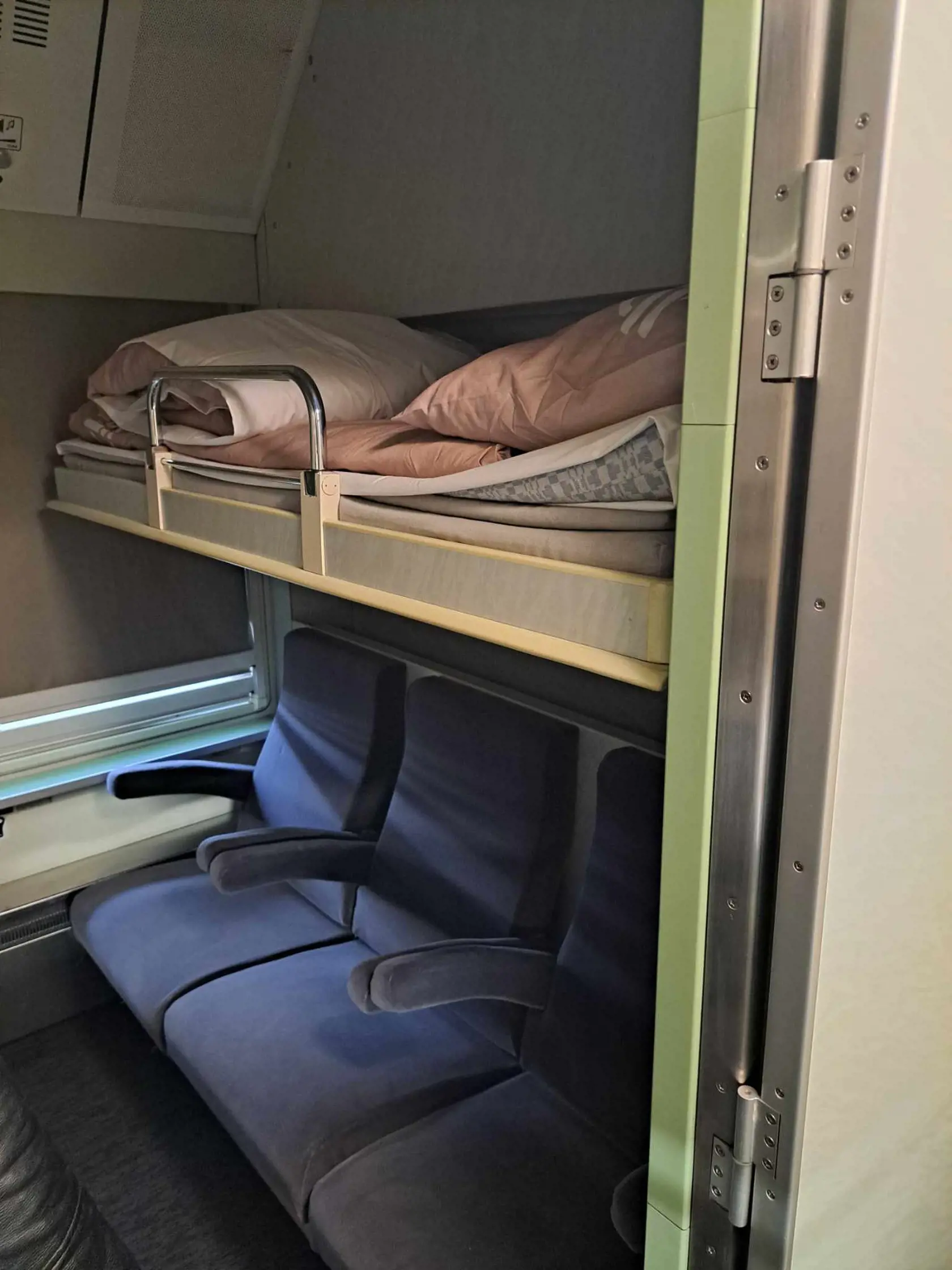 Okolo 22. hodiny sme stevarda požiadali, aby nám pripravil postele. Behom pár minút zložil sedadlá a rozložil spodnú posteľ.