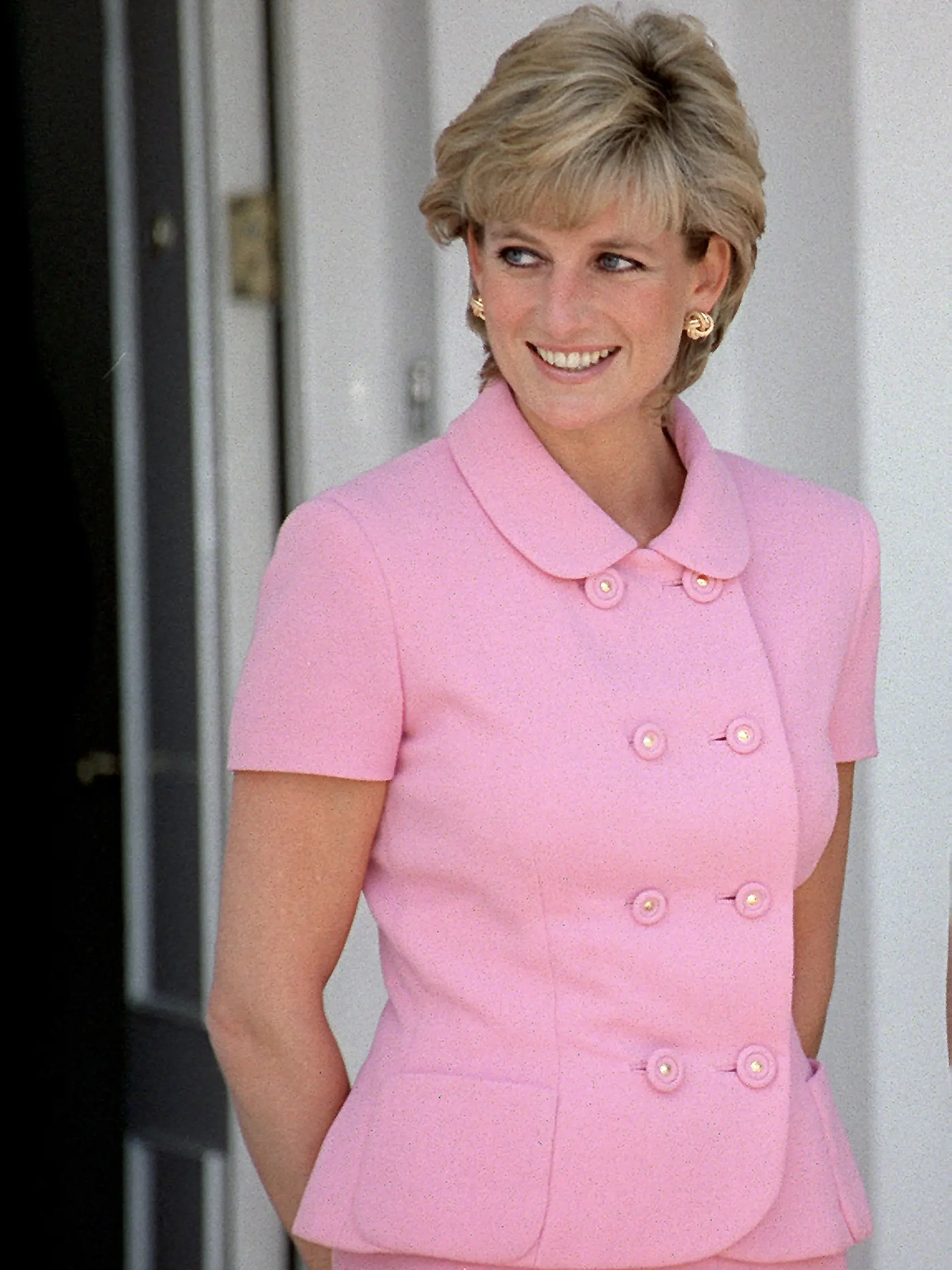 Lady Diana bola oblečená perfektne, mala rada športovú eleganciu. To by mohlo byť vzorom pre Evu Holubovú.