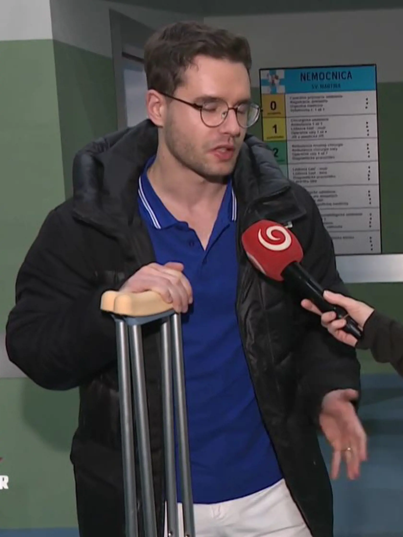 Moderátor a herec Dušan Ambróš má zranenú nohu. Musí chodiť s barlami.