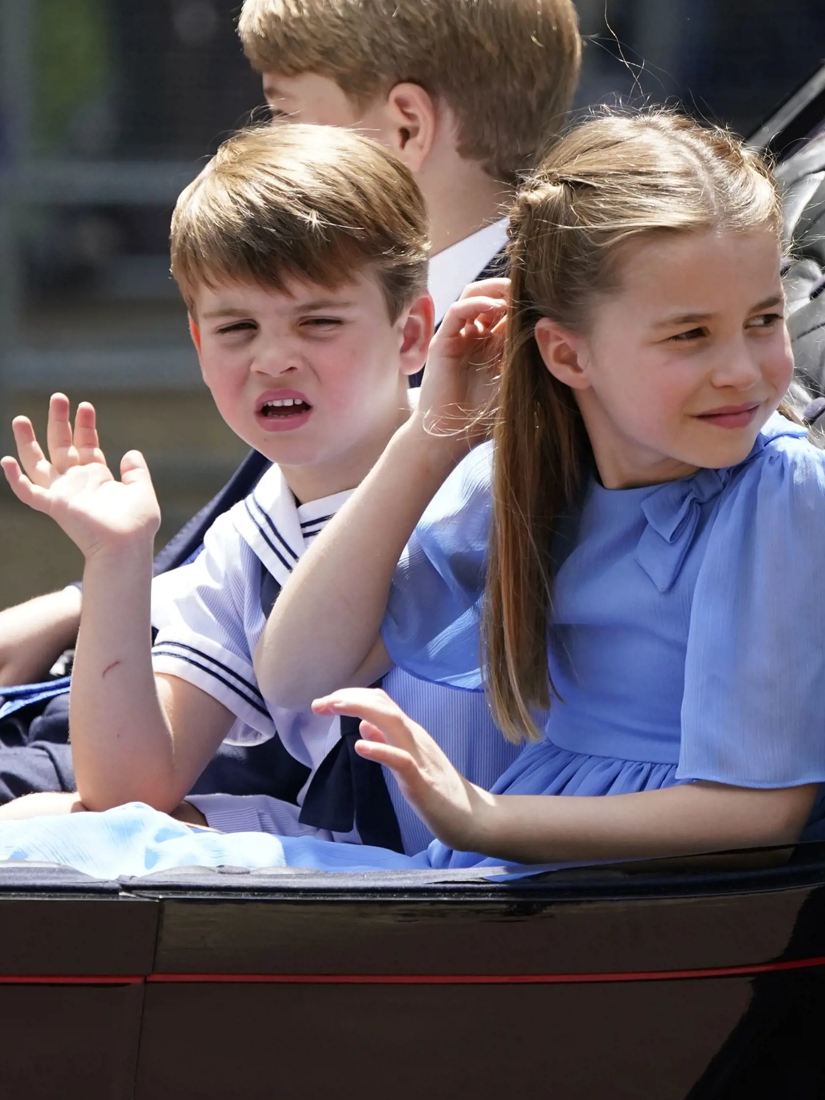 WA 54 Londýn - Na snímke zľava britský princ George, jeho brat Louis a sestra Charlotte sedia v koči počas slávnostného vojenského sprievodu (Trooping the Color), ktorým sa začali štvordňové oslavy 70. výročia nástupu britskej kráľovnej Alžbety II. na trón v Londýne vo štvrtok 2. júna 2022. Kráľovná Alžbeta II. (96) oslávila 70 rokov na tróne vo februári a celonárodné oslavy jej platinového jubilea, vrátane ďakovnej bohoslužby a hudobného koncertu pred Buckinghamským palácom, sa budú konať od 2.
