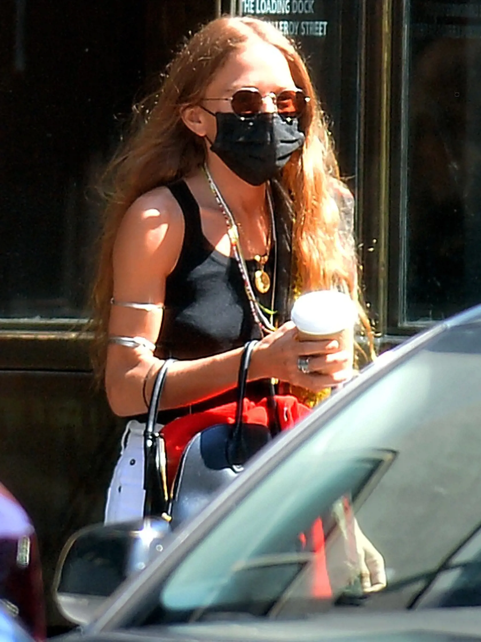 Mary-Kate Olsen na ulici pripomínala hipíka.