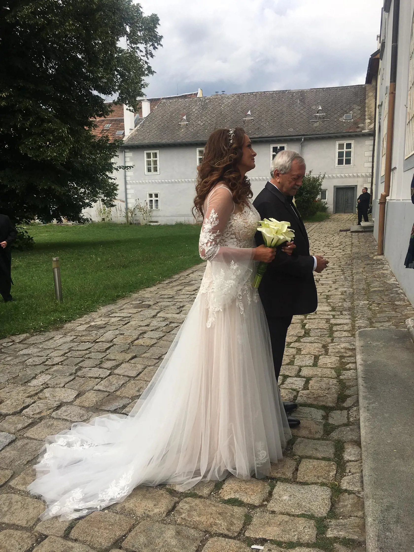 Karin si vybrala skutočne nádherné svadobné šaty.
