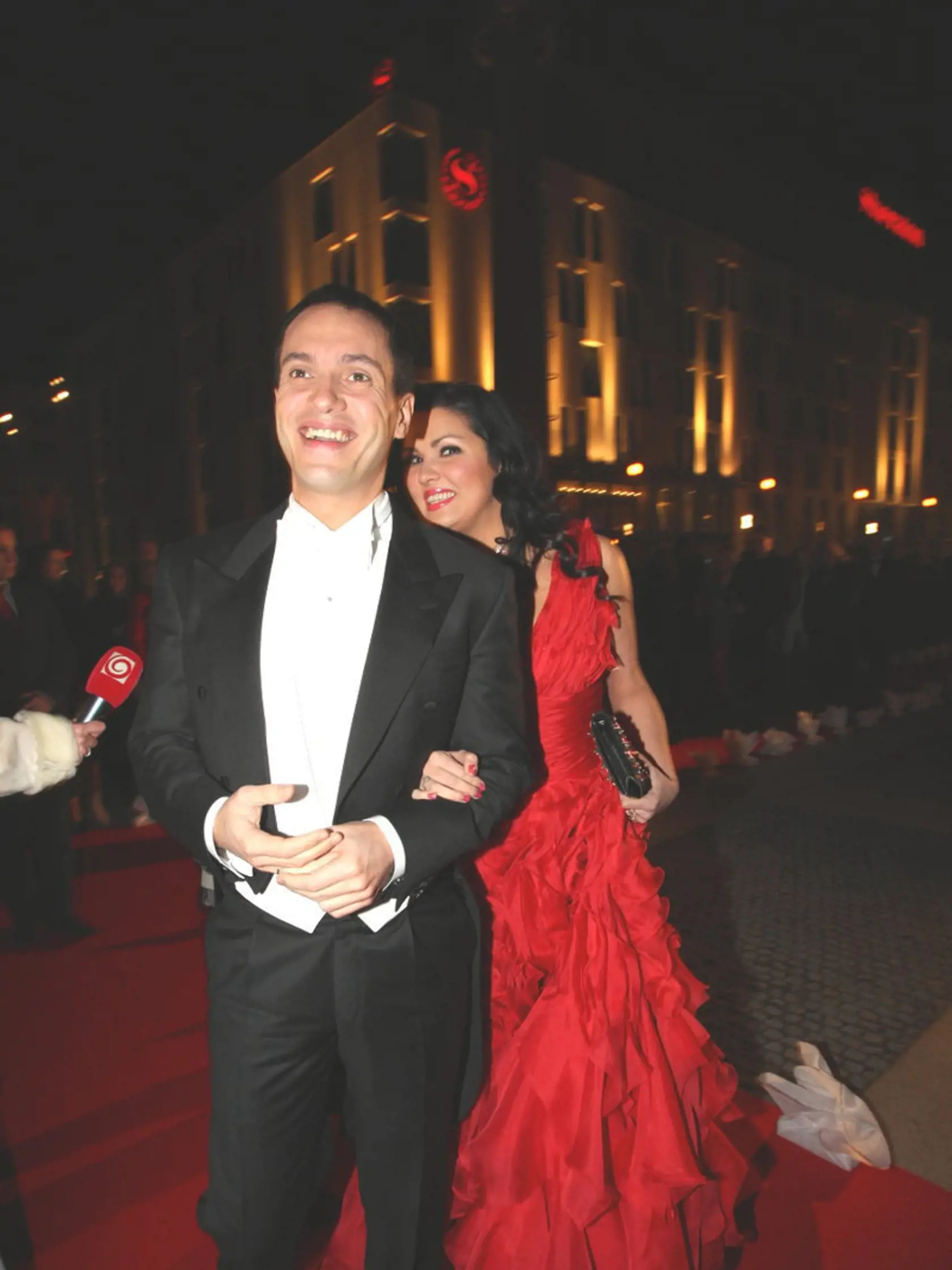 Operná diva Anna Netrebko prichádza na Krištáľový ples.