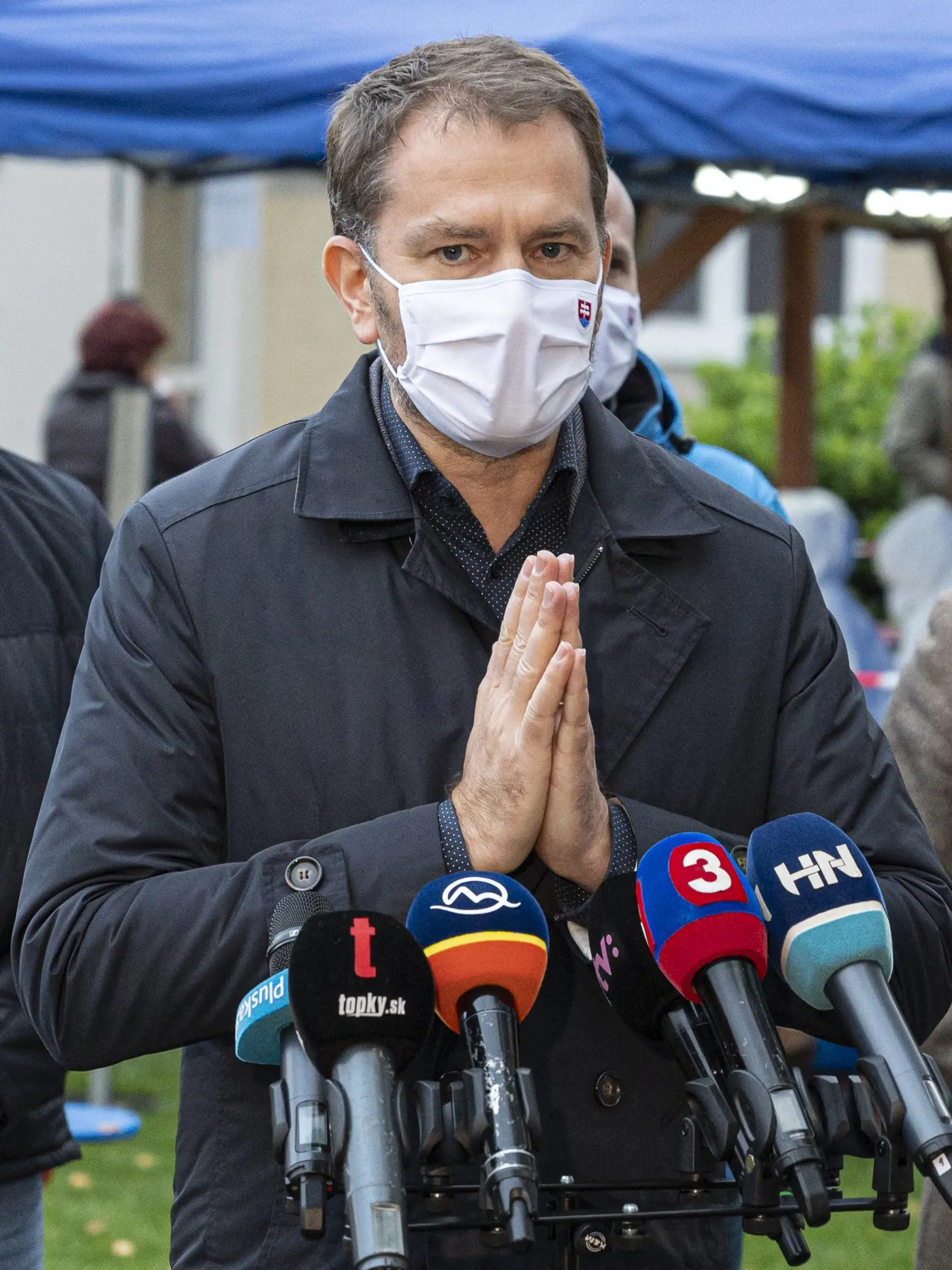 Na Slovensku sa začalo celoplošné testovanie na ochorenie COVID-19. Testovať sa bude od soboty 31. októbra do nedele 1. novembra. Vytvorených má byť viac ako 5000 odberných miest a 4901 odberných tímov. Na snímke predseda vlády SR Igor Matovič počas brífingu o aktuálnom vývoji celoplošného testovania obyvateľov SR na prítomnosť ochorenia COVID-19 v sobotu 31. októbra 2020 v obci Hrubá Borša, okres Senec. FOTO TASR - Michal Svítok 
