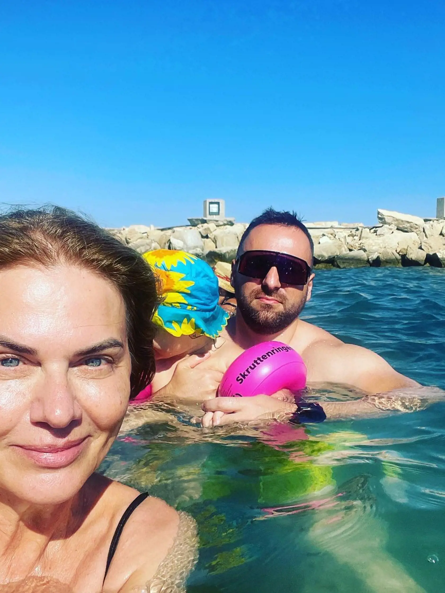 „Lea je morská víla, od skorého rána až do večera. Pri mori sme vždy prví,“ uviedla Beňová pri ďalšej fotke. „Keď Leuška spinká cez deň, vystriedame sa s tatinkom vo fitku ( lebo vonku sa fakt nedá behať🤪). Potom aj tá večera chutí bez výčitiek,“ podotkla tiež s vtipom.