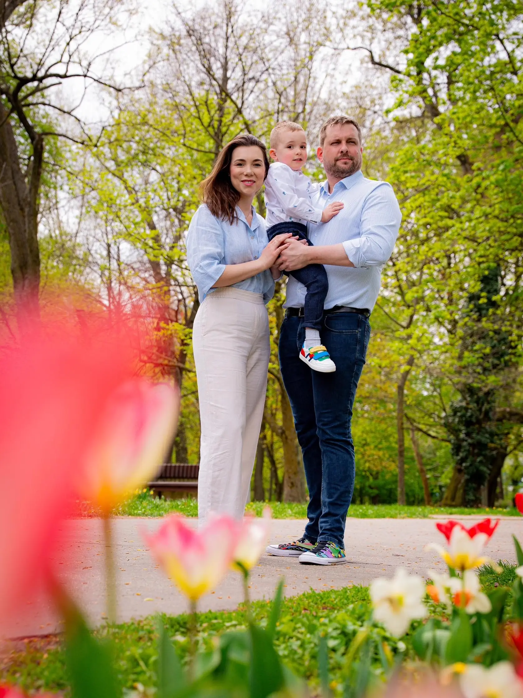 Minister Kamil Šaško si ostatný víkend užil spoločne s rodinou. Prekvapil nielen ležérnym outfitom, ale aj extravagantnými teniskami.