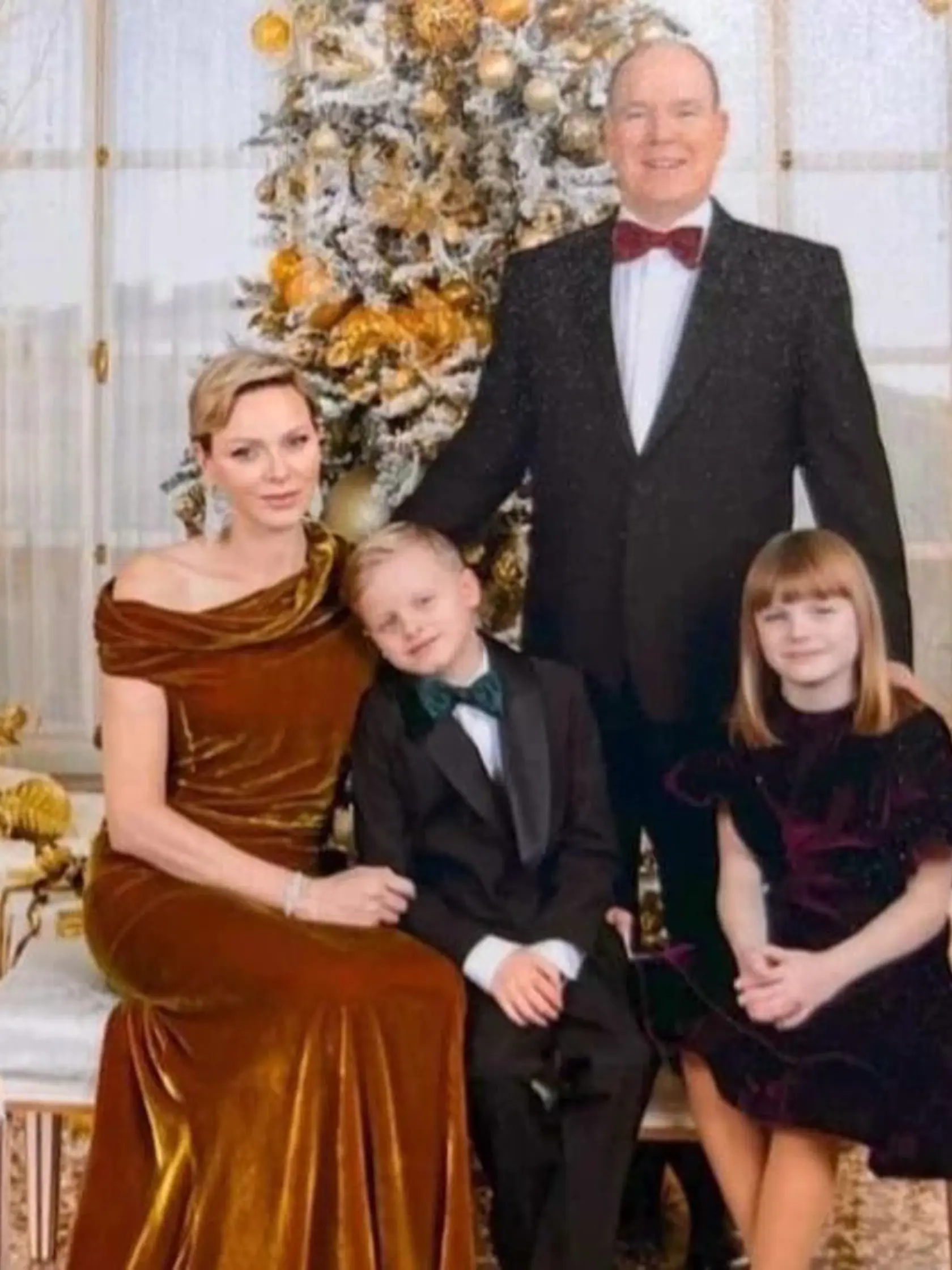 To isté sa však nedá povedať o vianočnom pozdrave monackej šľachty. V utorok (12.12.) prenikla na verejnosť prvá fotografia ich pohľadnice a fanúšikovia si ju nevedia vynachváliť. Kniežatá sa rozhodli pre tradičnejší vianočný pozdrav, kde Albert (65) pózuje spolu s manželkou Charlene (45) a ich dvoma deťmi Jacquesom (9) a Gabriellou (9) pred vianočným stromčekom.