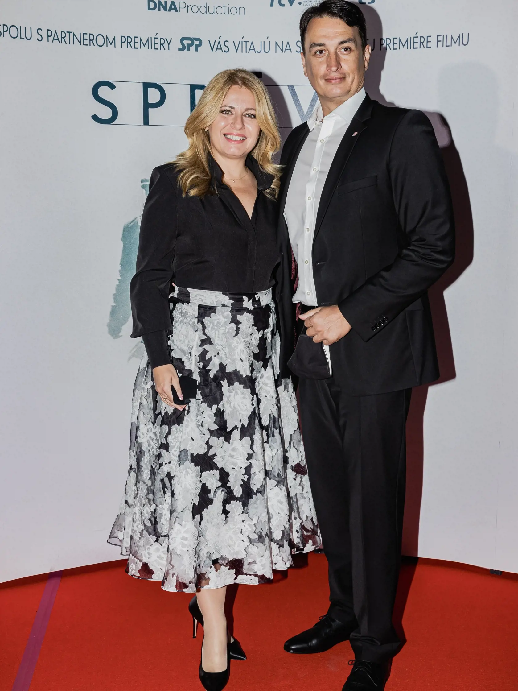 Na snímke prezidentka Zuzana Čaputová s partnerom Jurajom Rizmanom prichádzajú na premiéru filmu Petra Bebjaka, Správa.
