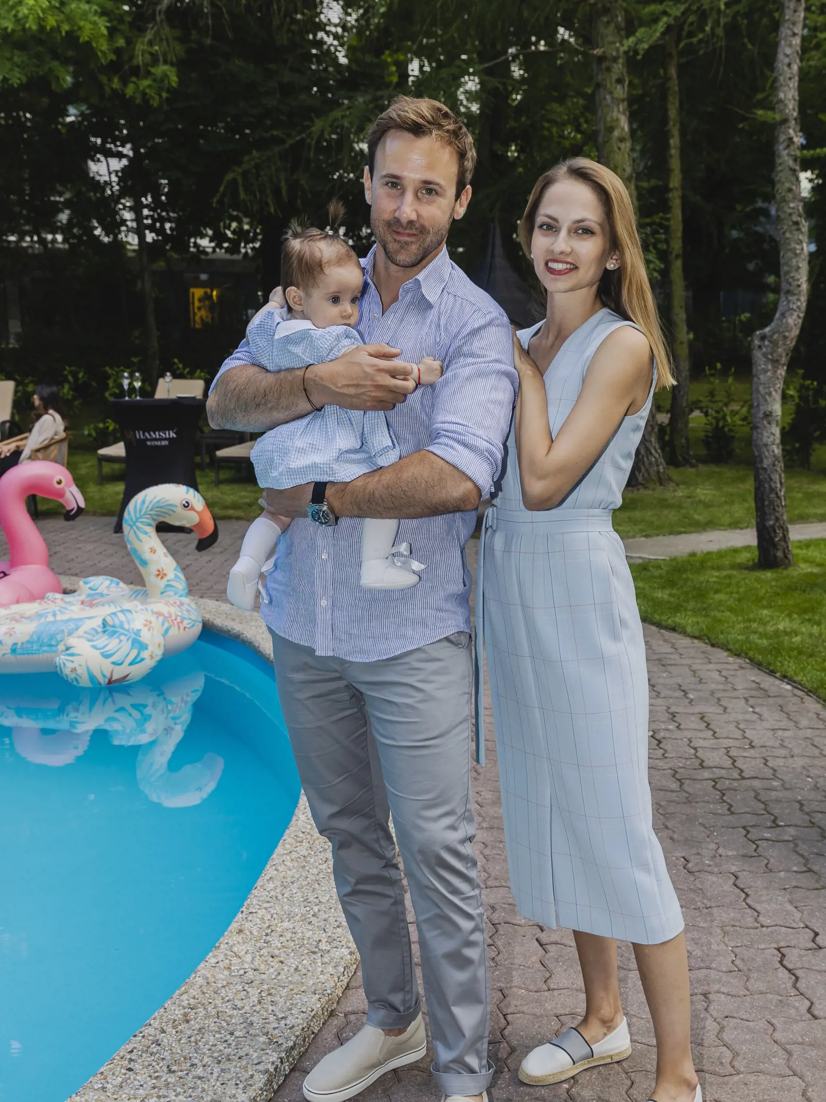 Na snímke Marek Fašiang s partnerkou Terezou Bízikovou a ich dcérou Olíviou počas otvorenia letnej sezóny v reštaurácií Di Andrea v Bratislave.