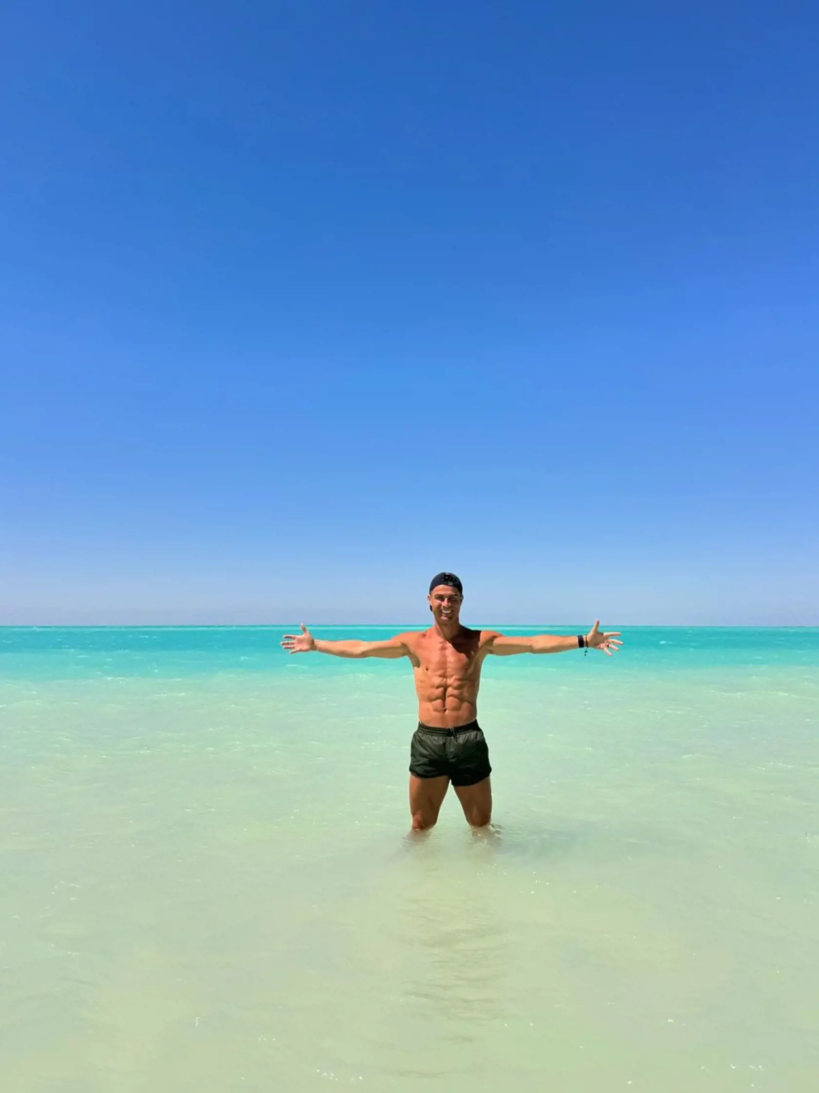 Cristiano Ronaldo ukázala "pekáč buchiet" na bruchu.