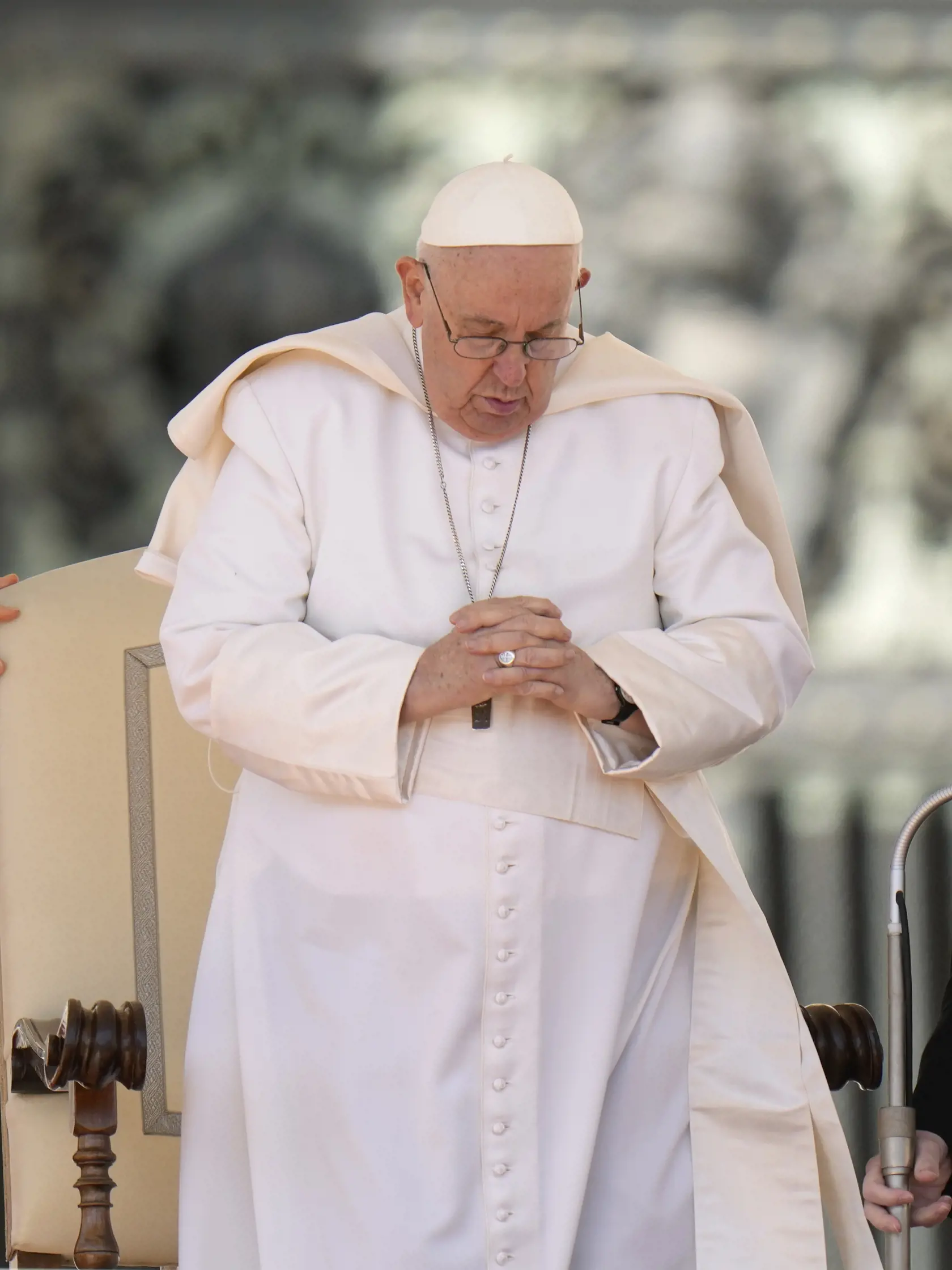 EBE 20 Vatikán - Na snímke pápež František sa modlí počas generálnej audiencie na Námestí sv. Petra vo Vatikáne 15. marca 2023. FOTO TASR/AP

Pope Francis holds his weekly general audience in St. Peter's Square at The Vatican, Wednesday, March 15, 2023. (AP Photo/Alessandra Tarantino)