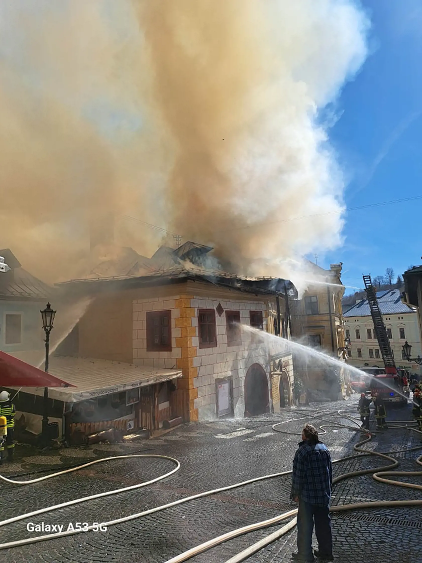 Požiar sa rozšíril aj na okolité budovy.