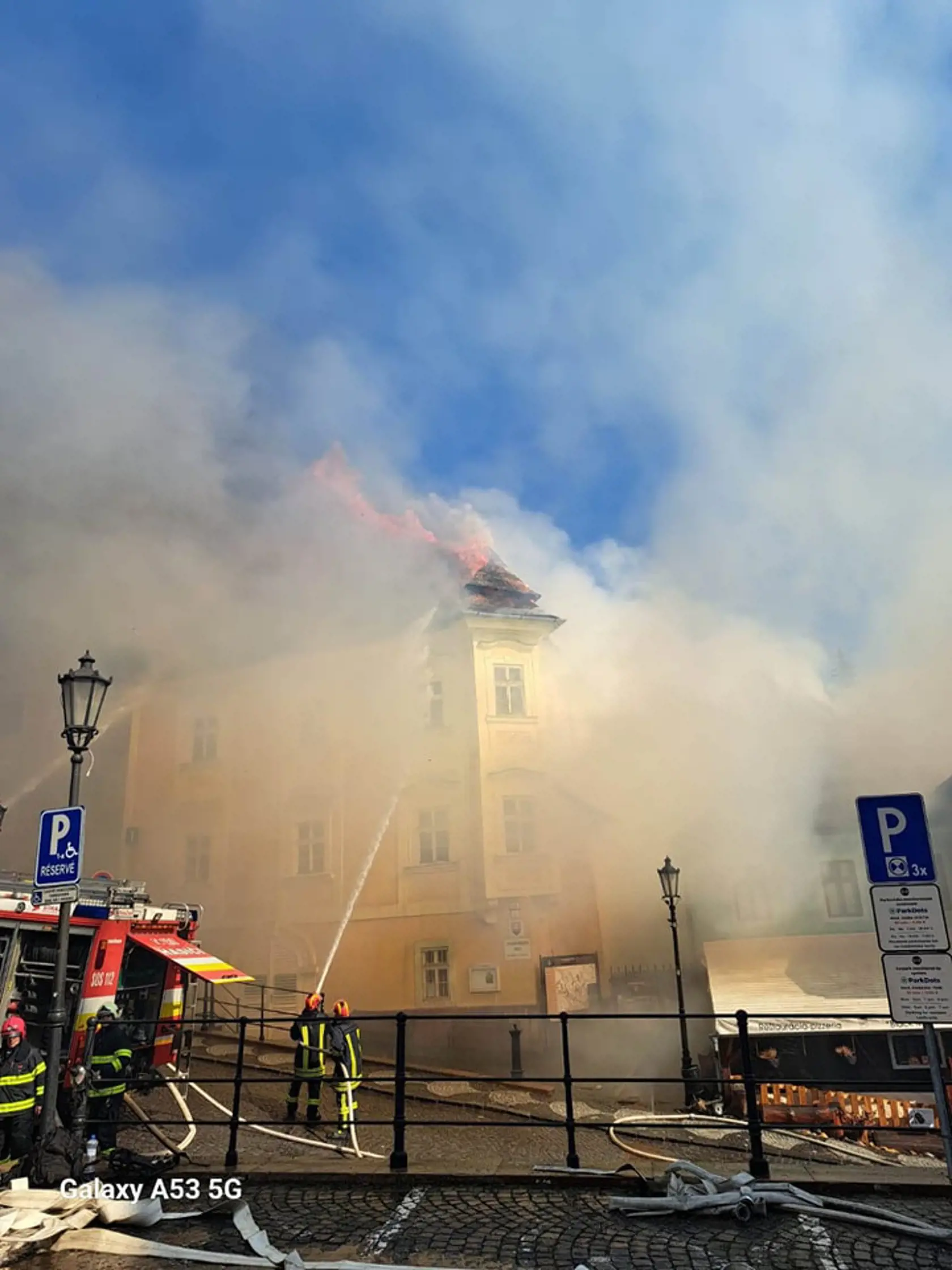 Požiar sa rozšíril aj na okolité budovy