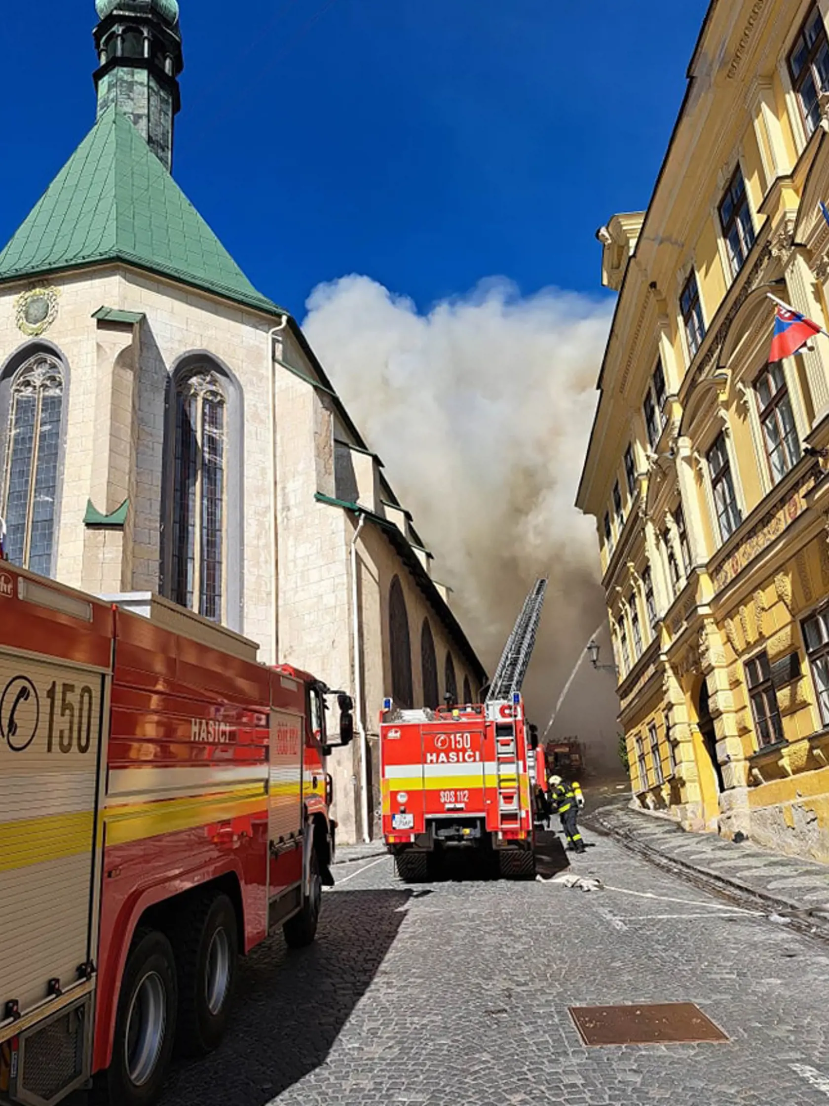 Na námestí v centre Banskej Štiavnice vypukol v sobotu dopoludnia 18. marca 2023 požiar v historickej budove. Na sociálnej sieti o tom informovalo Krajské riaditeľstvo Policajného zboru v Banskej Bystrici. "Presná príčina požiaru zatiaľ nie je známa, pravdepodobne však ide o skrat elektrického vedenia," uviedla polícia s tým, že požiar vypukol v budove, v ktorej sídli známa turistická atrakcia. Na mieste zasahujú hasiči, privolaný bol aj zisťovateľ príčin požiarov. FOTO TASR - KR PZ v Banskej By