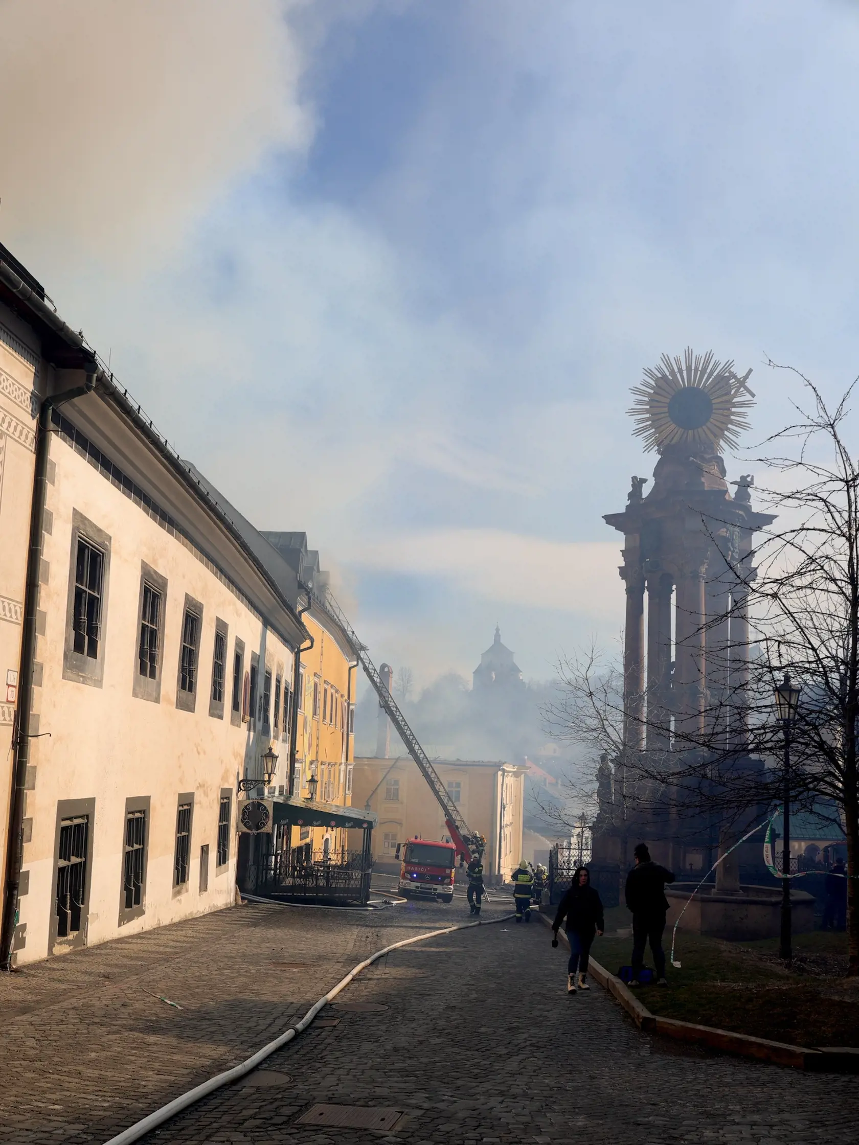 Dátum 18. marec 2023 si budú obyvatelia Banskej Štiavnice pripomínať ako jeden z najsmutnejších. V sobotu doobeda začala v historickom centre mesta horiesť jedna z najobľúbenejších turistických atrakcií a požiar sa rozšíril aj na okolité budovy.