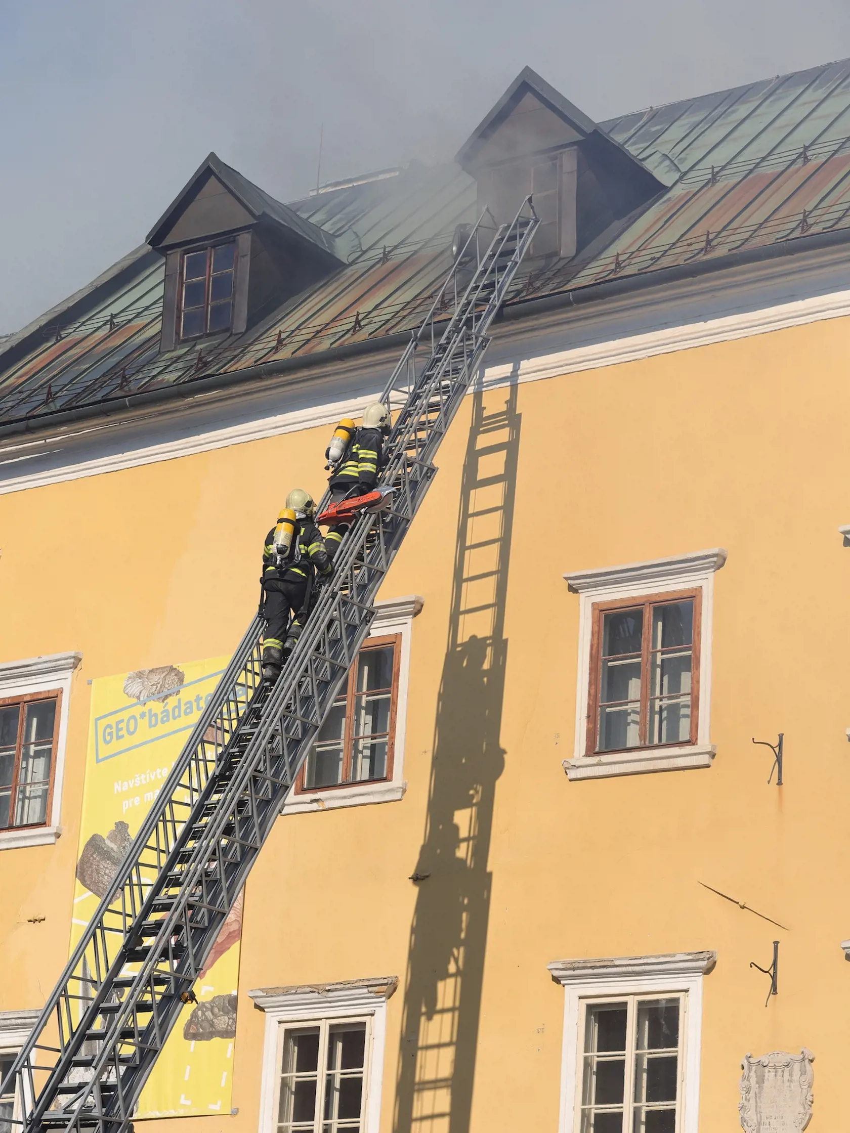 "Centrum je naďalej v plameňoch. Práve zhorel Berggericht - mineralogická expozícia,moje milované zbierky sme kvôli bezpečnosti nemohli vysťahovať... Dnes moja duša geológa plače a spomína na profesorov," povedal domáci Arpád.
