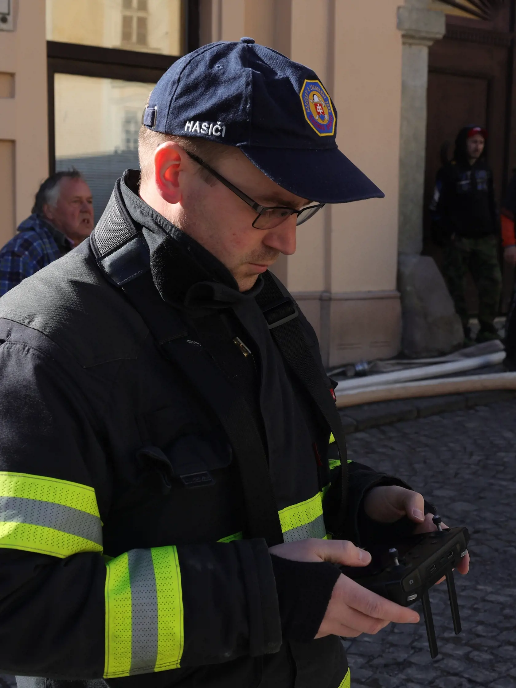 Hasičský zbor doniesol na miesto aj dron s termovíziou.