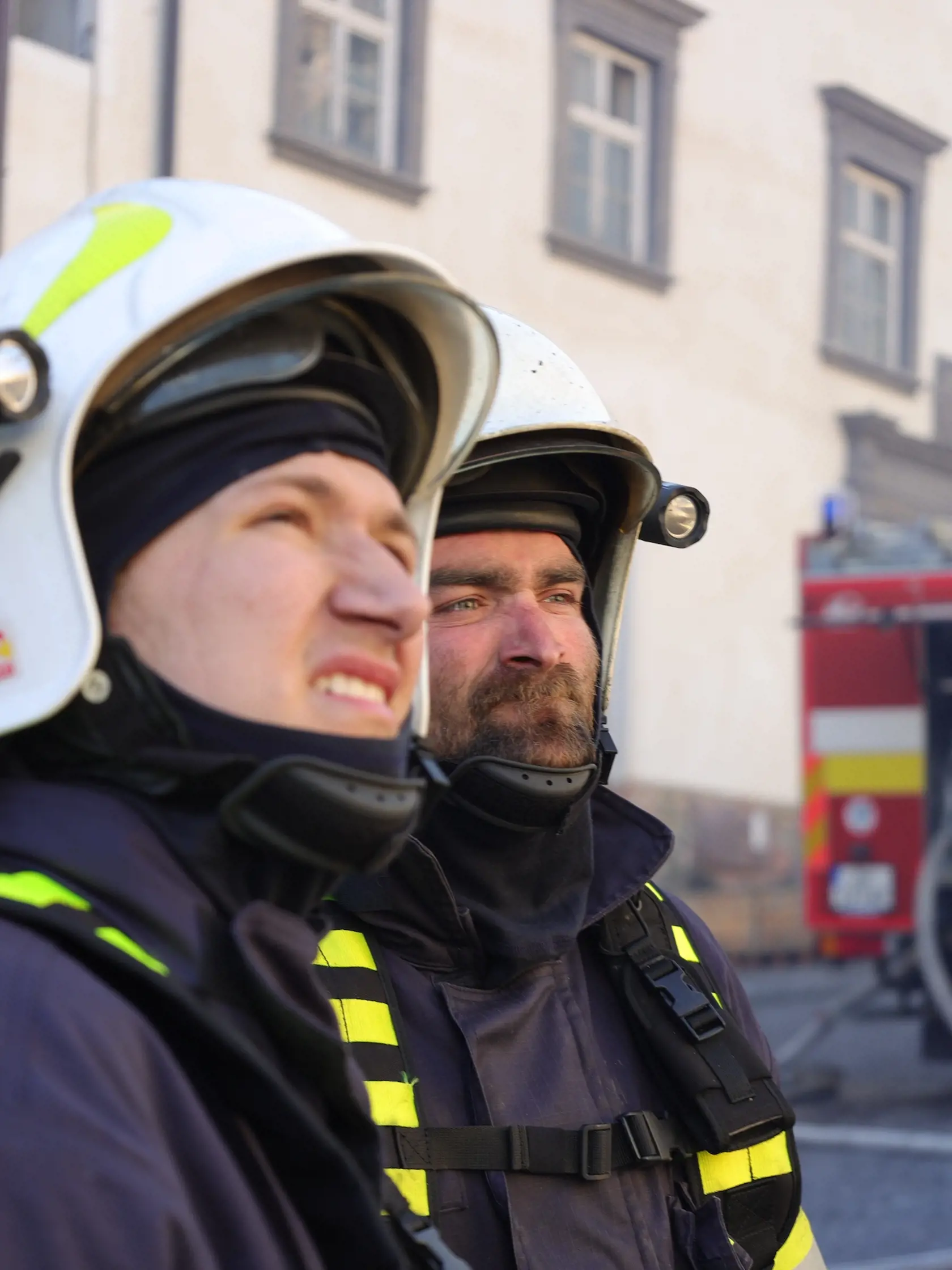 Zasahujúci príslušníci odstavili objekt od energií, vykonávajú hasiace práce, evakuáciu osôb z reštaurácie, ochladzujú susediace budovy a vynášajú predmety z objektov.