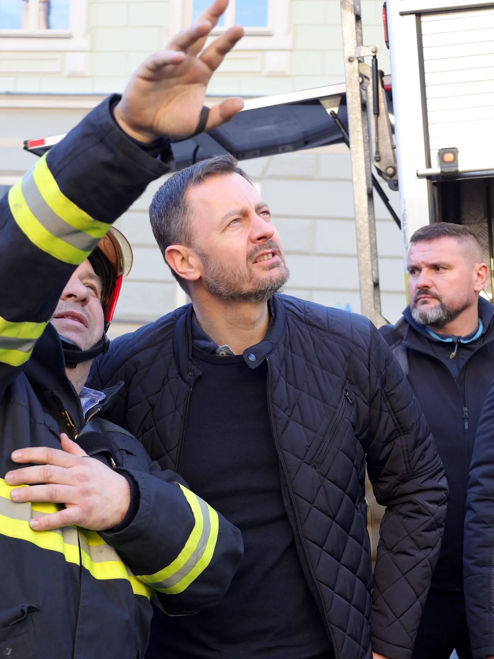 "Mnohé strechy zhoreli, v niektorých aj celé poschodia. Našťastie neprišlo k ujme na zdraví, ani strate na životoch. Ďakujem všetkým hasičom, dobrovoľným hasičom, záchranárom a dobrovoľníkom, ktorí pomohli s evakuáciou dokumentov," povedal Heger s tým, že požiar sa podľa neho podarilo stabilizovať.