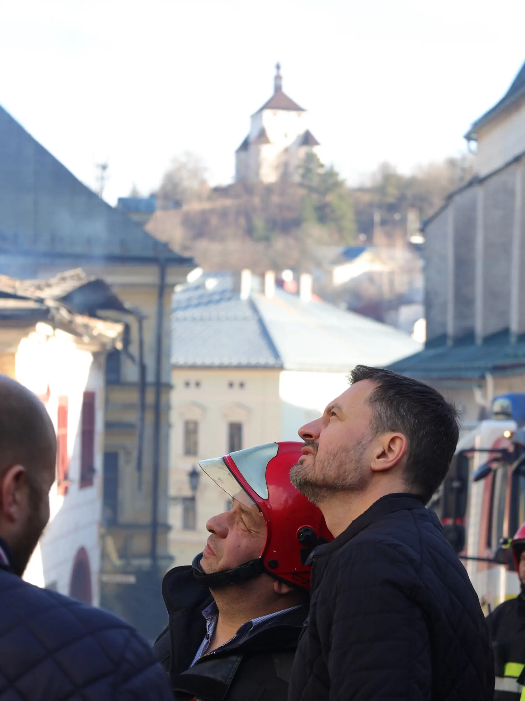 "Mnohé strechy zhoreli, v niektorých aj celé poschodia. Našťastie neprišlo k ujme na zdraví, ani strate na životoch. Ďakujem všetkým hasičom, dobrovoľným hasičom, záchranárom a dobrovoľníkom, ktorí pomohli s evakuáciou dokumentov," povedal Heger s tým, že požiar sa podľa neho podarilo stabilizovať.