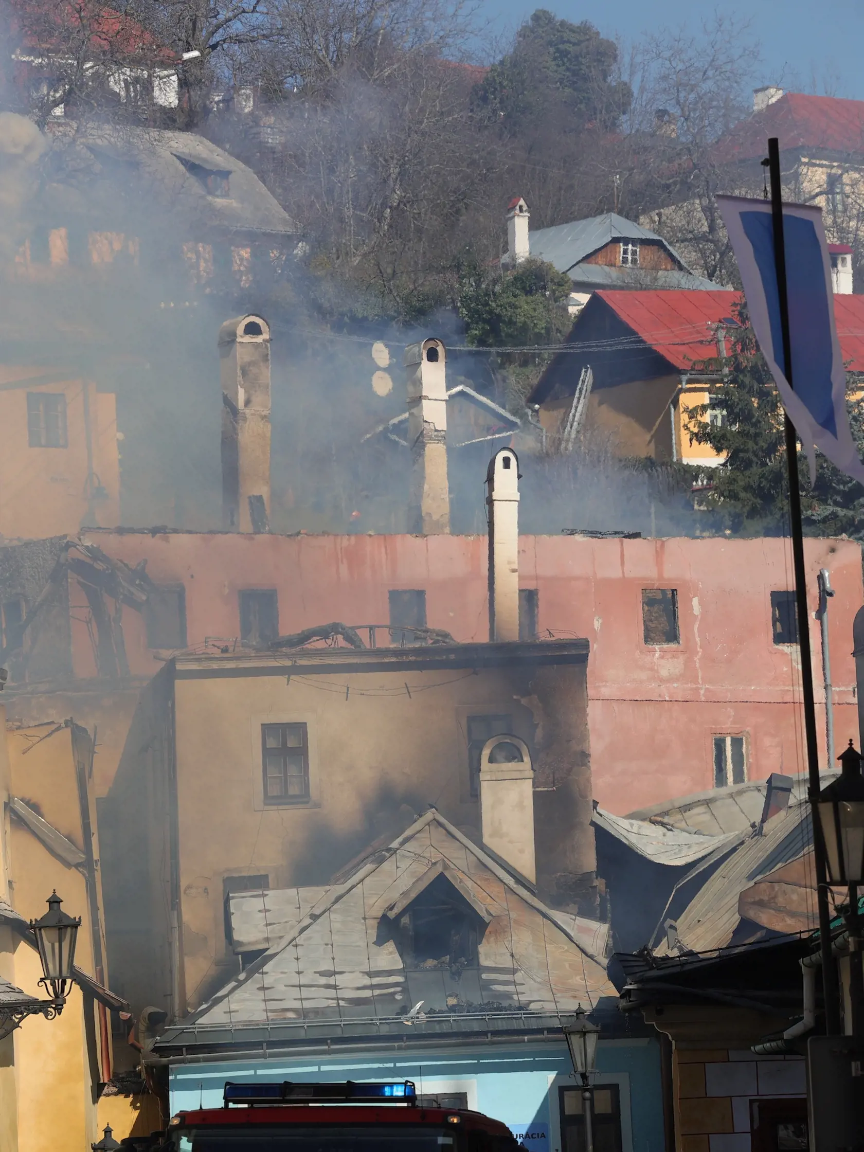 Dátum 18. marec 2023 si budú obyvatelia Banskej Štiavnice pripomínať ako jeden z najsmutnejších. V sobotu doobeda začala v historickom centre mesta horiesť jedna z najobľúbenejších turistických atrakcií a požiar sa rozšíril aj na okolité budovy.