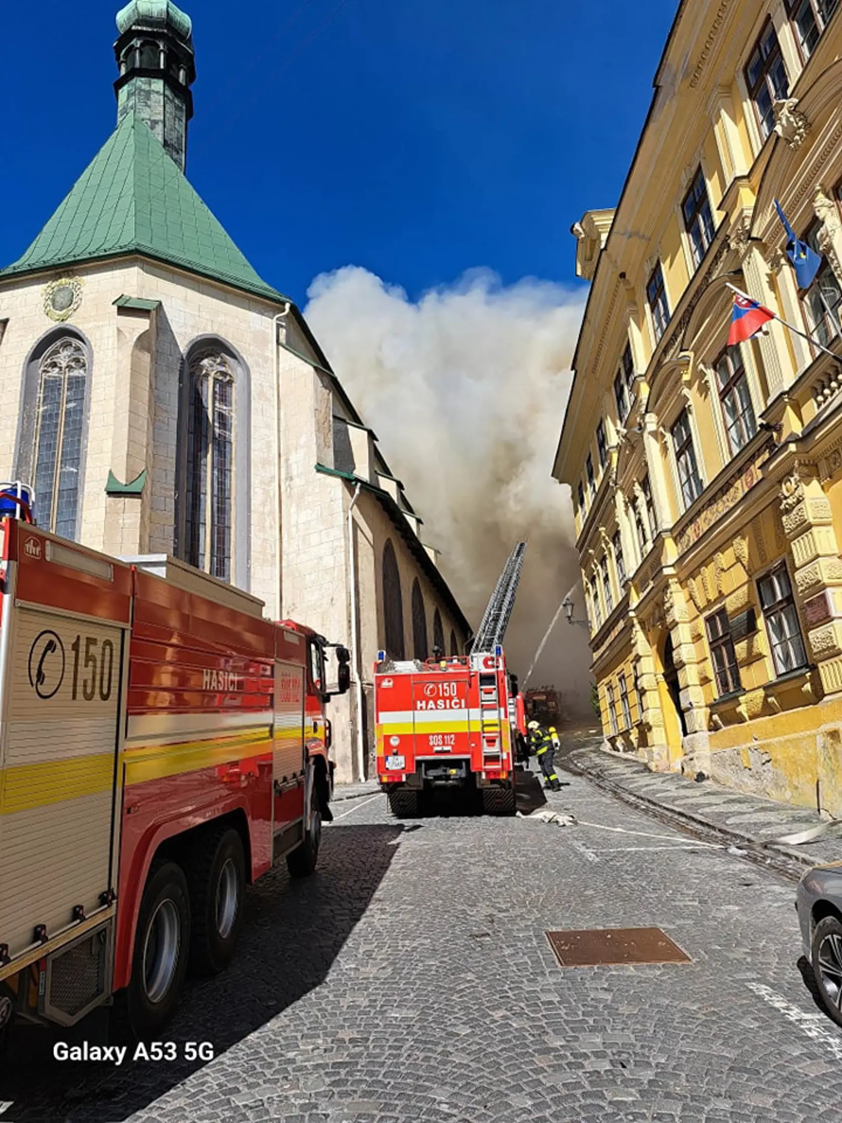 Banská Štiavnica: Na námestí v centre mesta horí historická budova