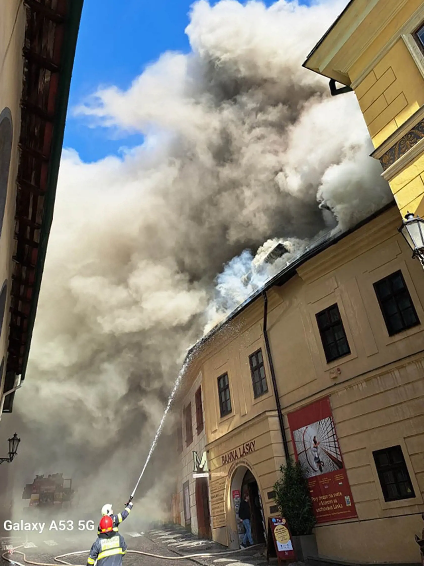 Banská Štiavnica: Na námestí v centre mesta horí historická budova