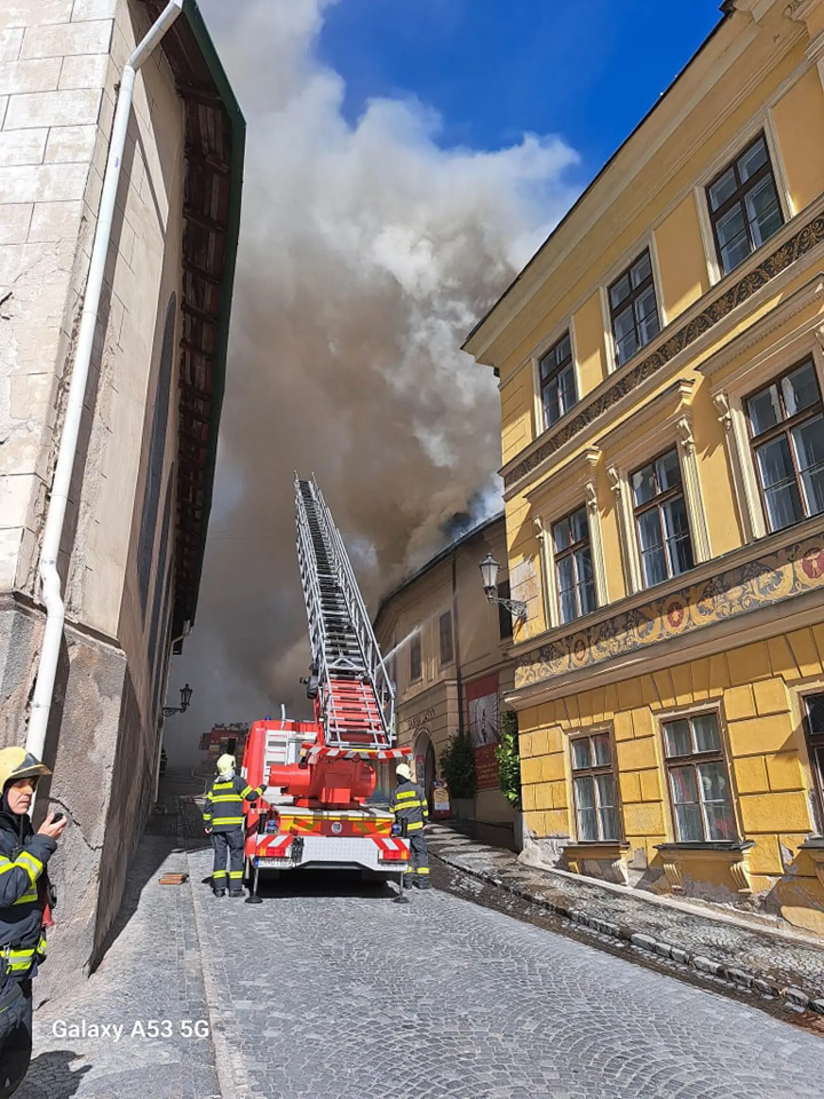 Banská Štiavnica: Požiar v centre mesta sa rozšíril na viacero objektov