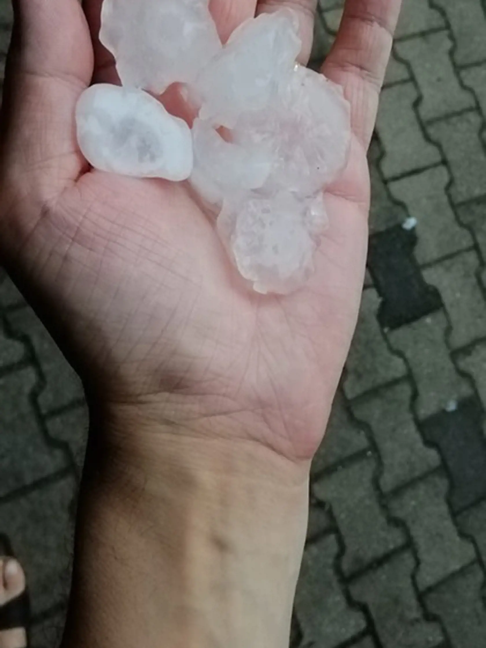 Do Francúzska, Nemecka, či západného Rakúska prinesú dnešné búrky krúpy, ktoré môžu mať priemer až niekoľkých centimetrov.