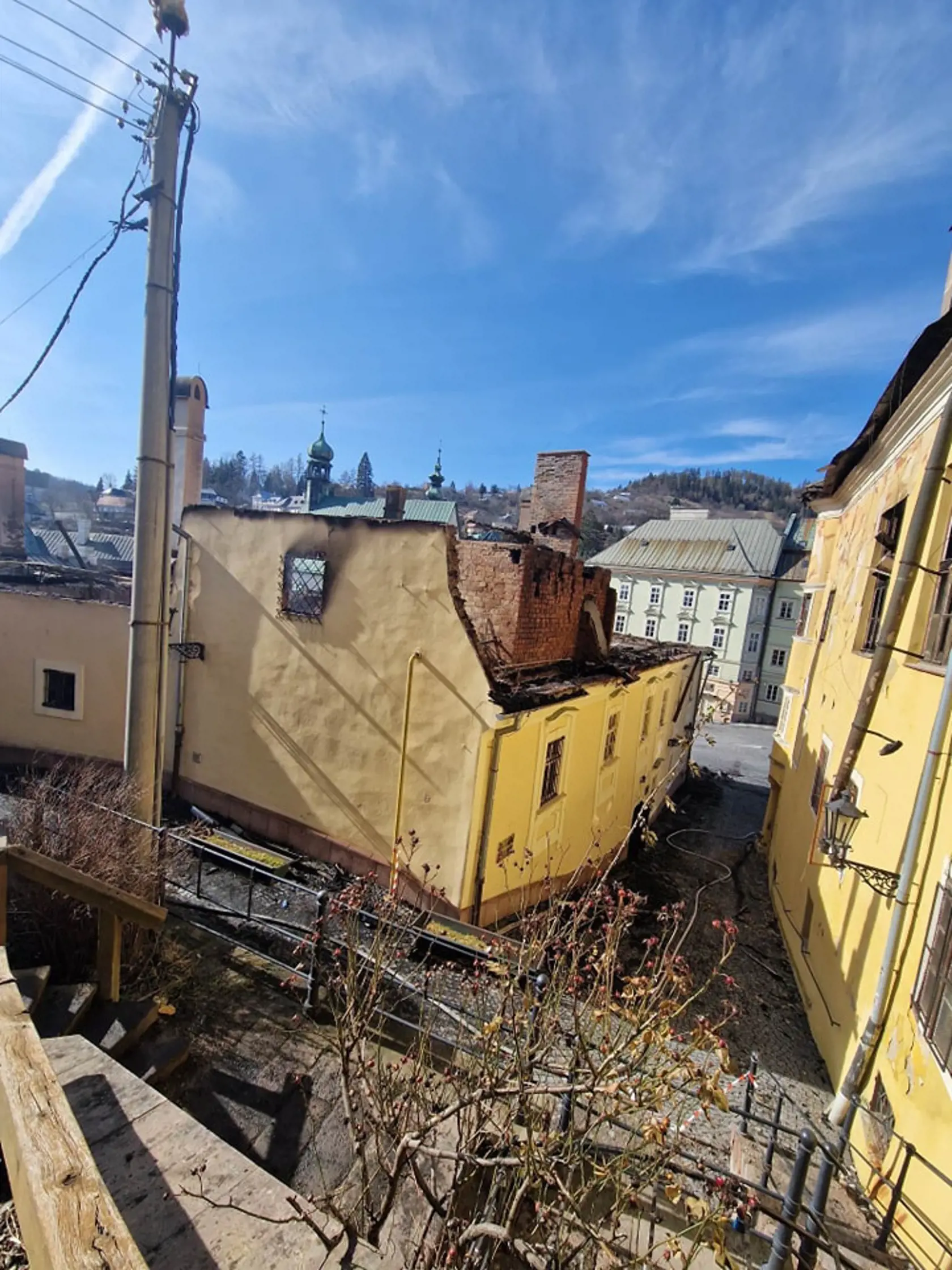 DEŇ PO: Následky požiaru v historickom centre Banskej Štiavnice.