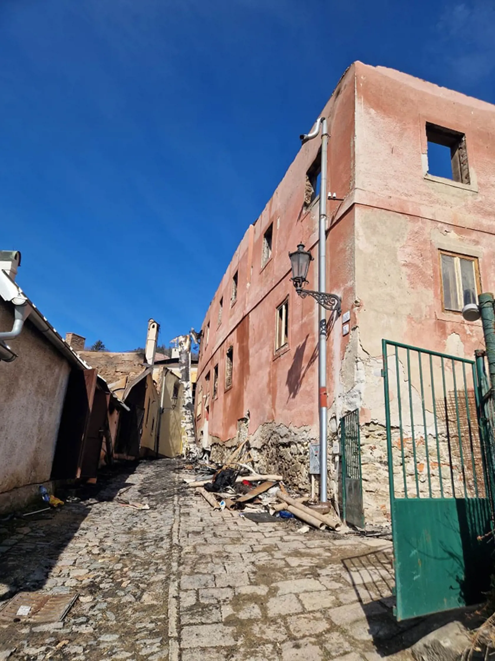 DEŇ PO: Následky požiaru v historickom centre Banskej Štiavnice.