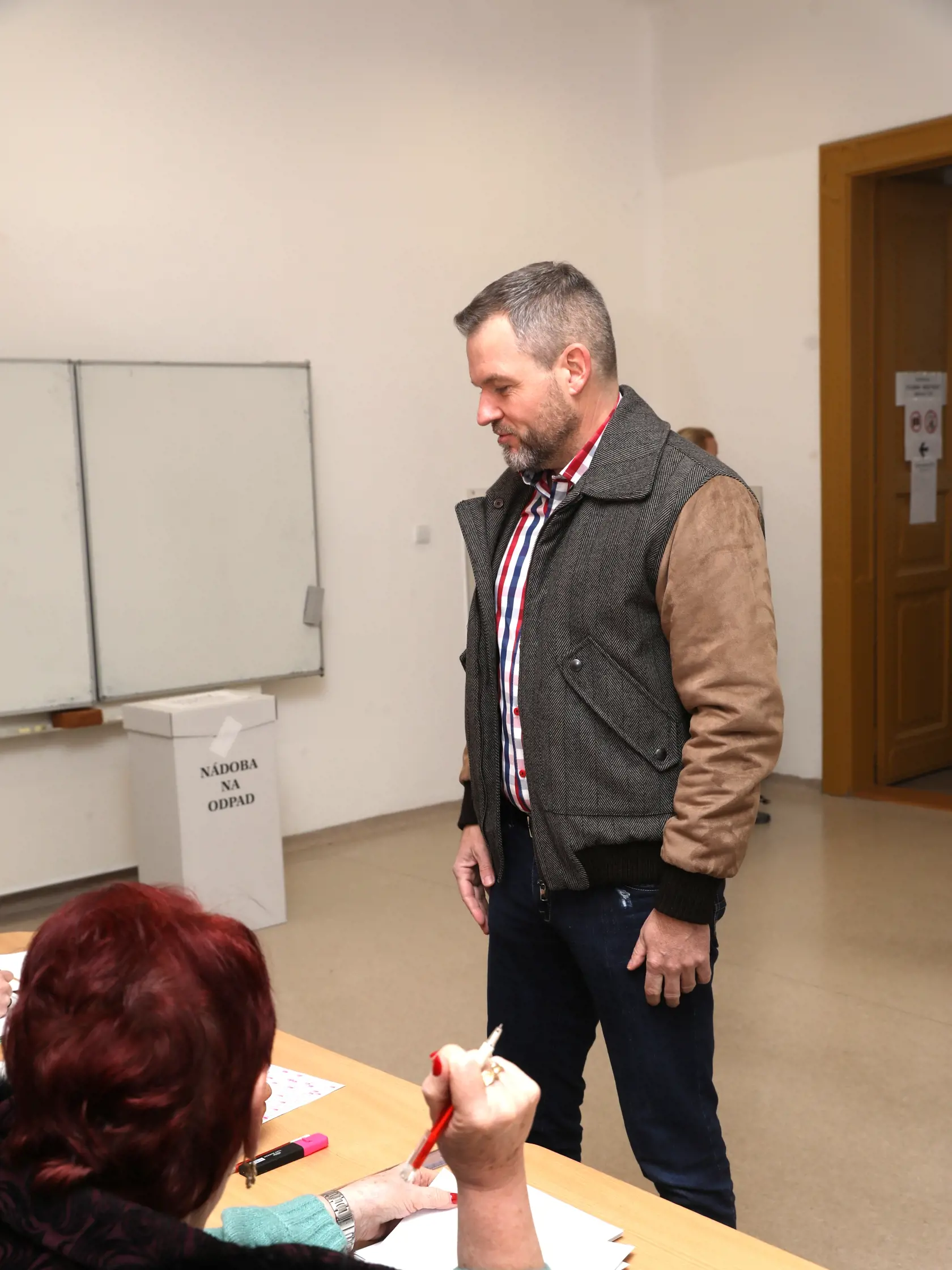 Na snímke je poslanec Národnej rady Slovenskej republiky Peter Pellegrini pri účasti na referende o zmene ústavy, ktorá by mala umožniť predčasné voľby.
