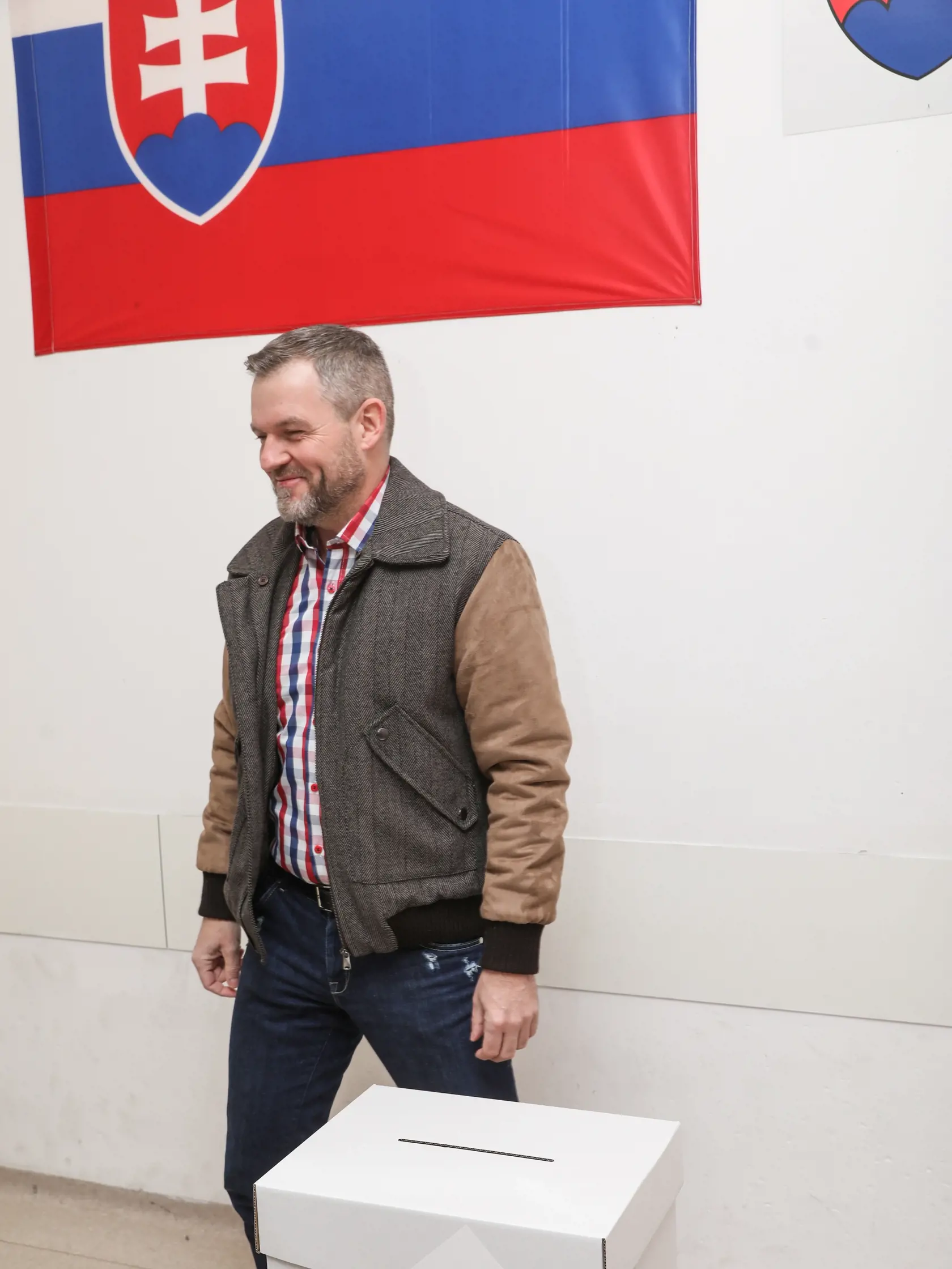 Na snímke je poslanec Národnej rady Slovenskej republiky Peter Pellegrini pri účasti na referende o zmene ústavy, ktorá by mala umožniť predčasné voľby.