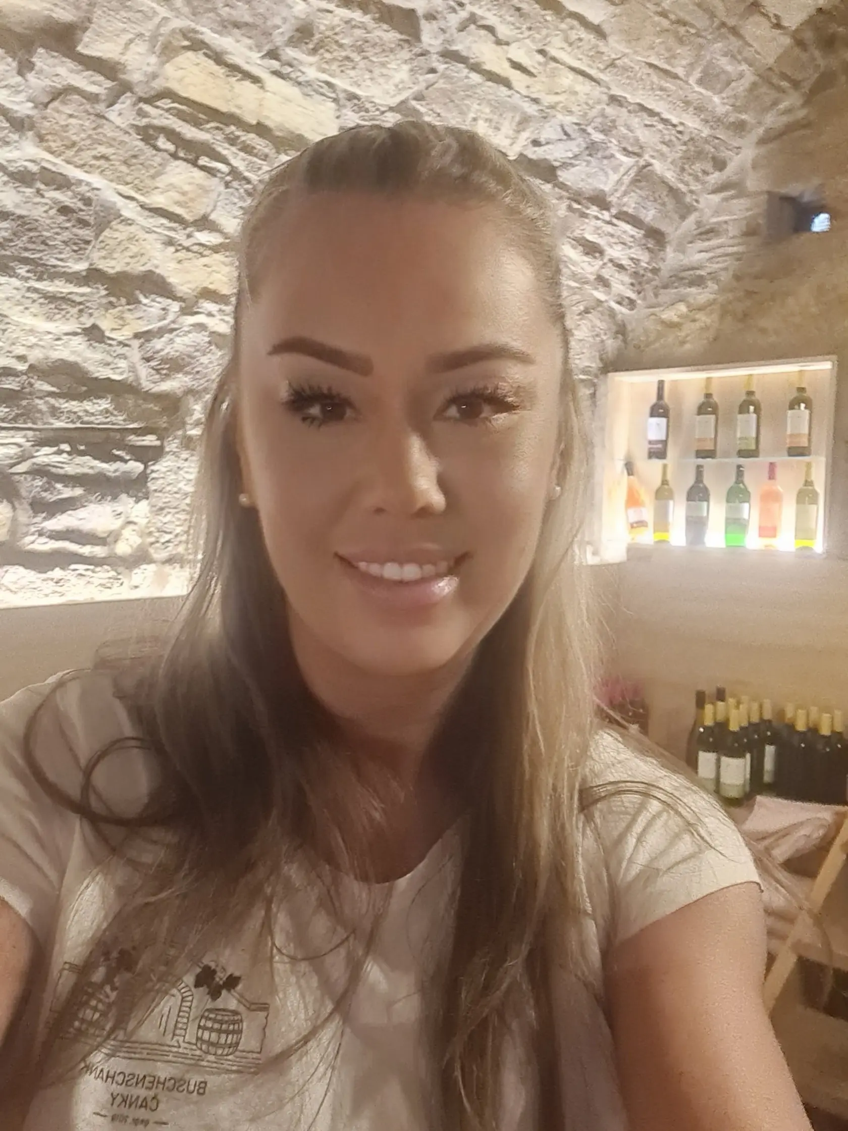 Vo svojej vinárni maká od rána do večera a pri tom sa stále usmieva.