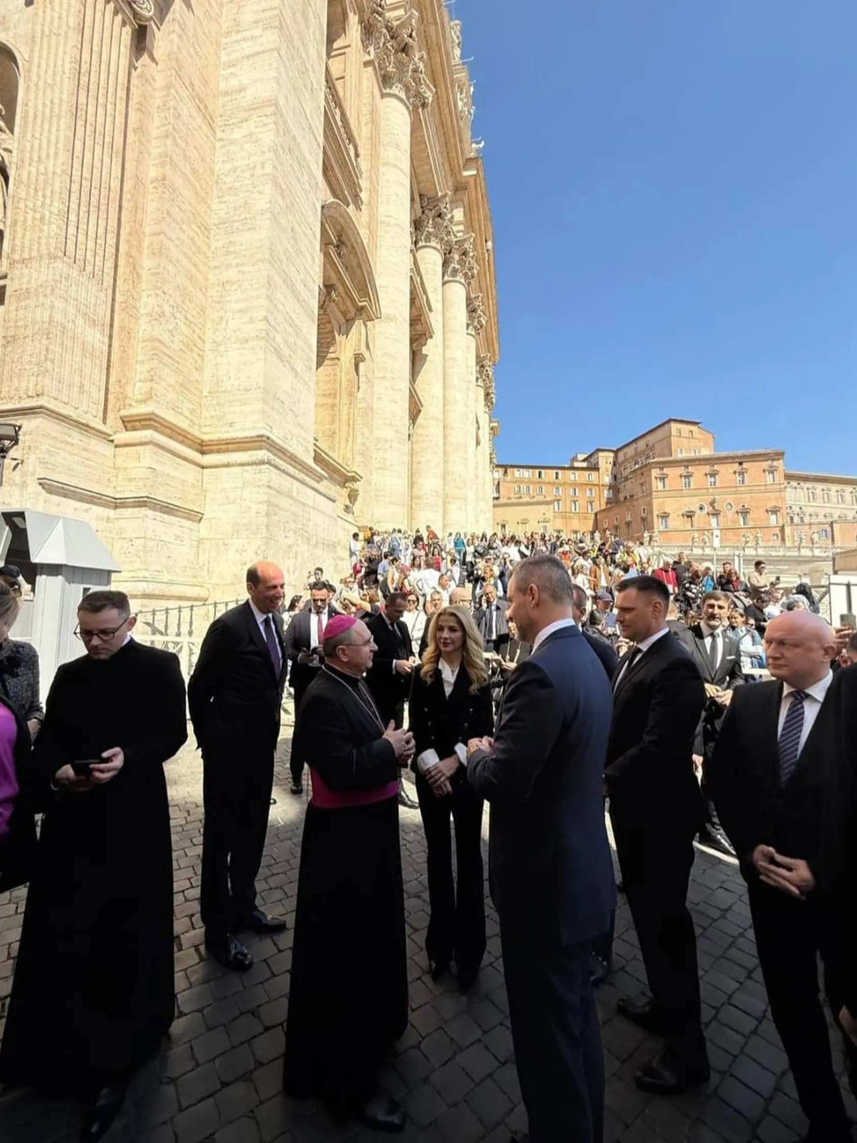 Prezident SR Peter Pellegrini, minstri Martina Šimkovičová i Tomáš Taraba (obaja nom. SNS) počas družného rozhovoru s duchovnými pre Bazilikou sv. Petra.