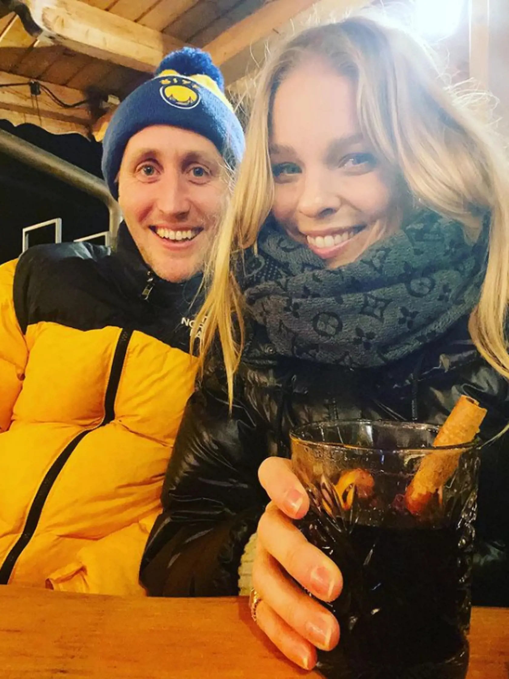 Čo teda odporúča párom, ktorým to občas škrípe? „Keď mi občas píšete ako sa vám náš vzťah páči, prípadne chcete tipy, mám len jeden. Mať sa radi, nech sa deje čokoľvek a vydržať. Ostatné život zariadi sám. Tiež, že dlhá prechádzka a pohár vareného vína dorieši, čo treba. A ak nie, aj tak je to v poriadku!“