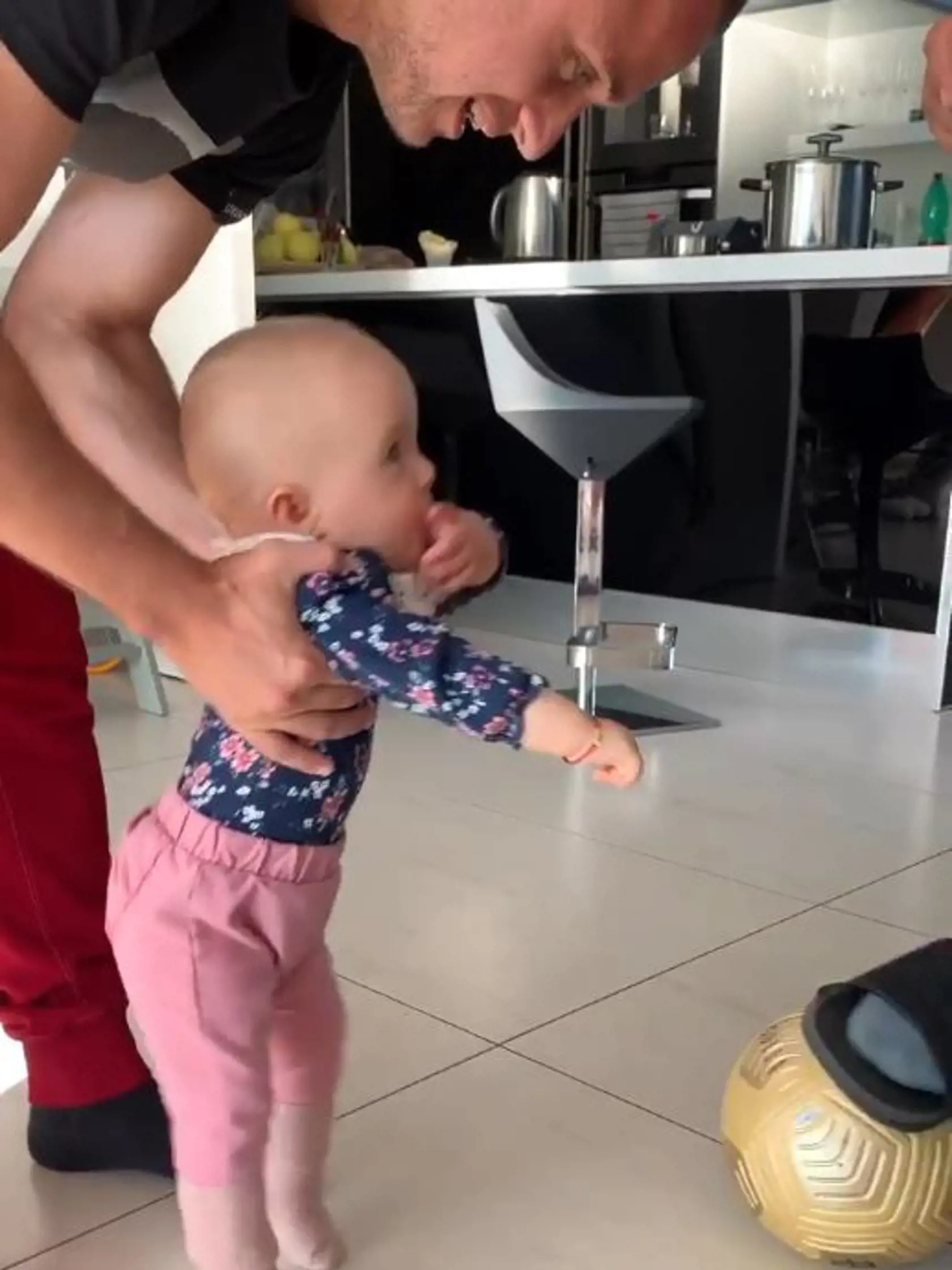Lobotka sa stal otcom v januári, keď mu partnerka Daniela Nízlová porodila dieťa. Napriek tomu, že záložník Neapola nemá syna, ale dcéru, neprekáža mu to. Daniela svojej dcérke bude zrejme kupovať skôr barbíny, no Stano ju bude skúšať posúvať futbalovým smerom.