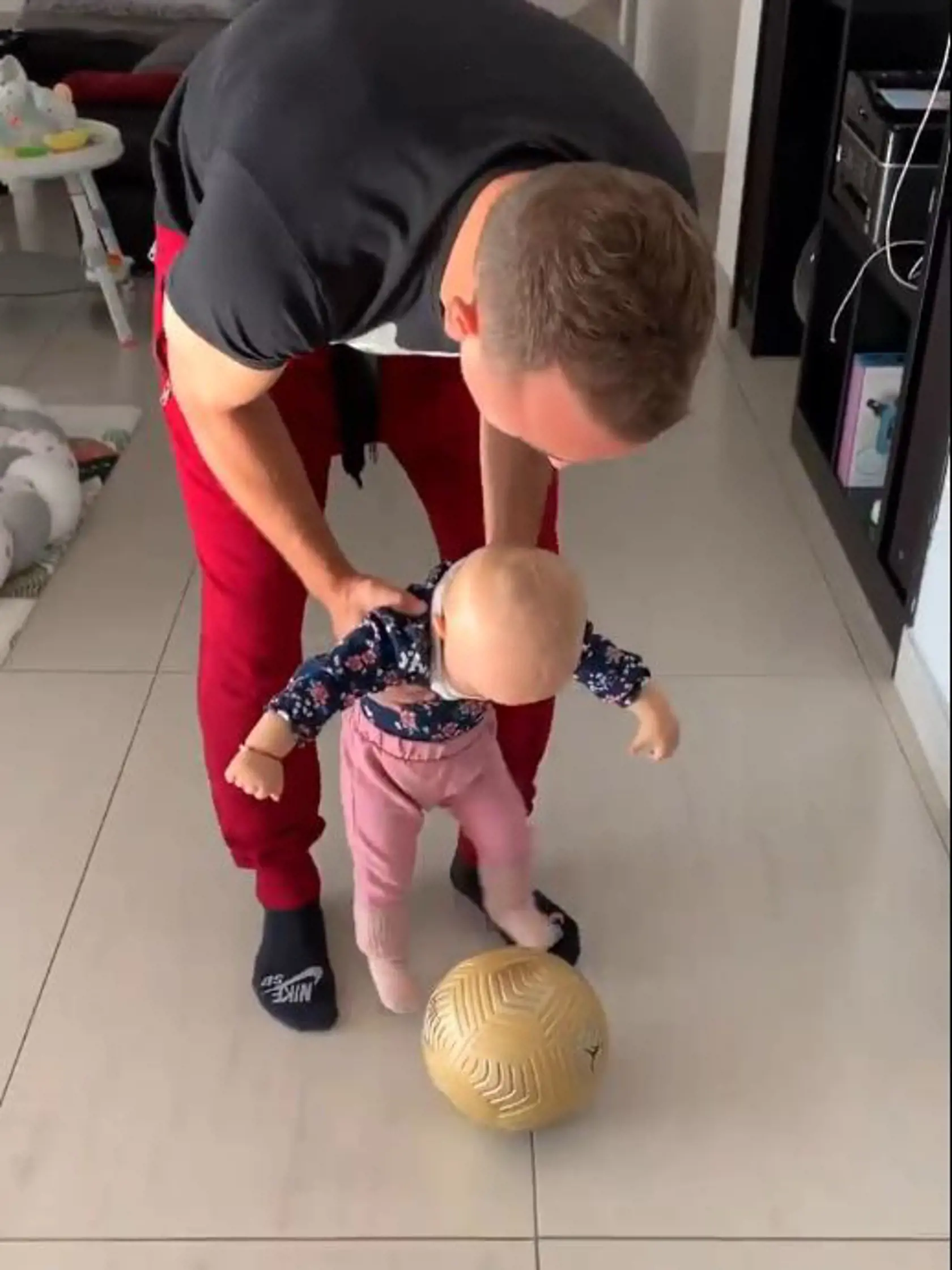 Lobotka sa stal otcom v januári, keď mu partnerka Daniela Nízlová porodila dieťa. Napriek tomu, že záložník Neapola nemá syna, ale dcéru, neprekáža mu to. Daniela svojej dcérke bude zrejme kupovať skôr barbíny, no Stano ju bude skúšať posúvať futbalovým smerom.