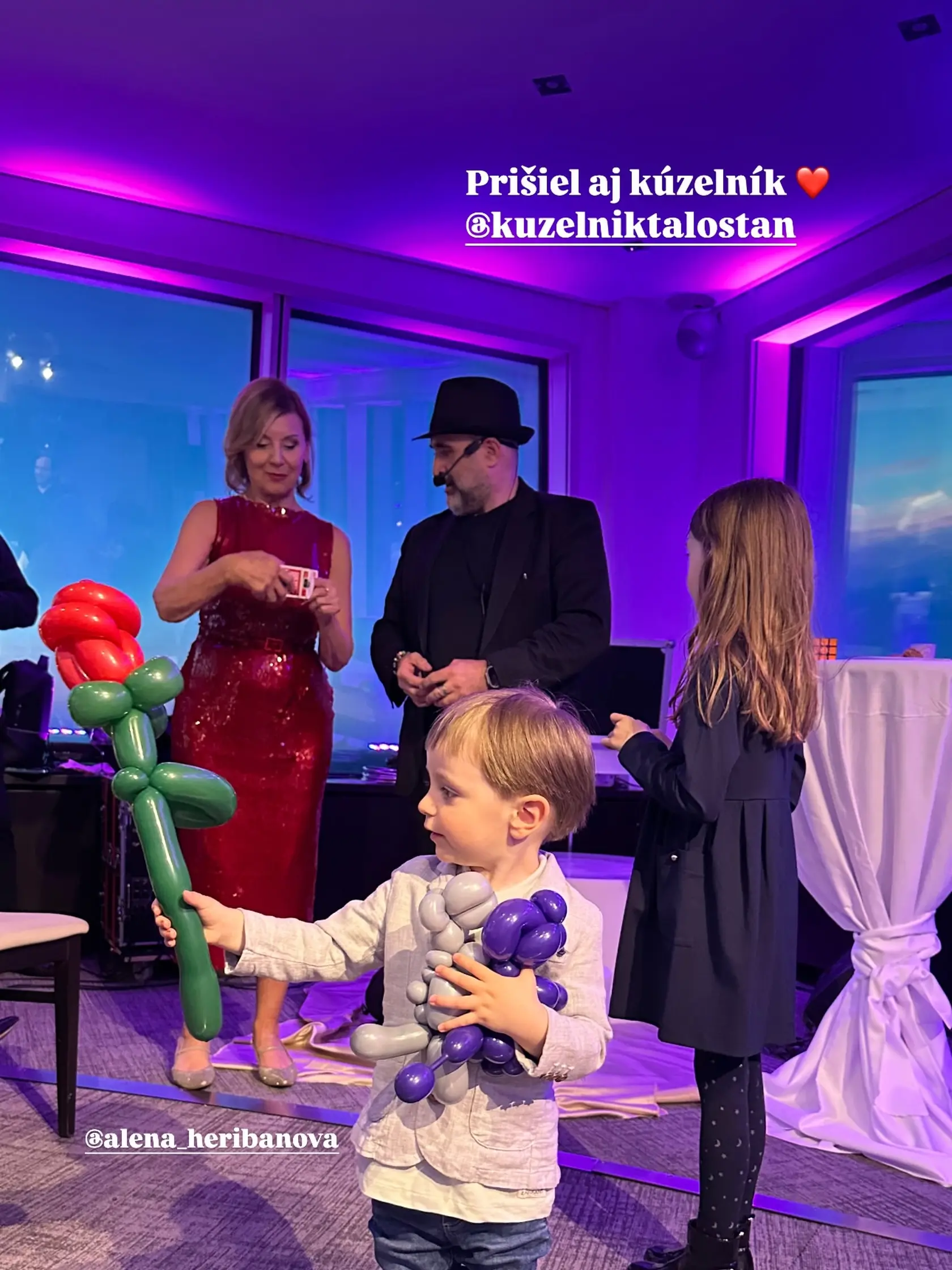 Veľkolepá oslava 70-ky Aleny Heribanovej sa konala symbolicky na Kamzíku v televíznej veži. Nechýbal ani kúzelník. 