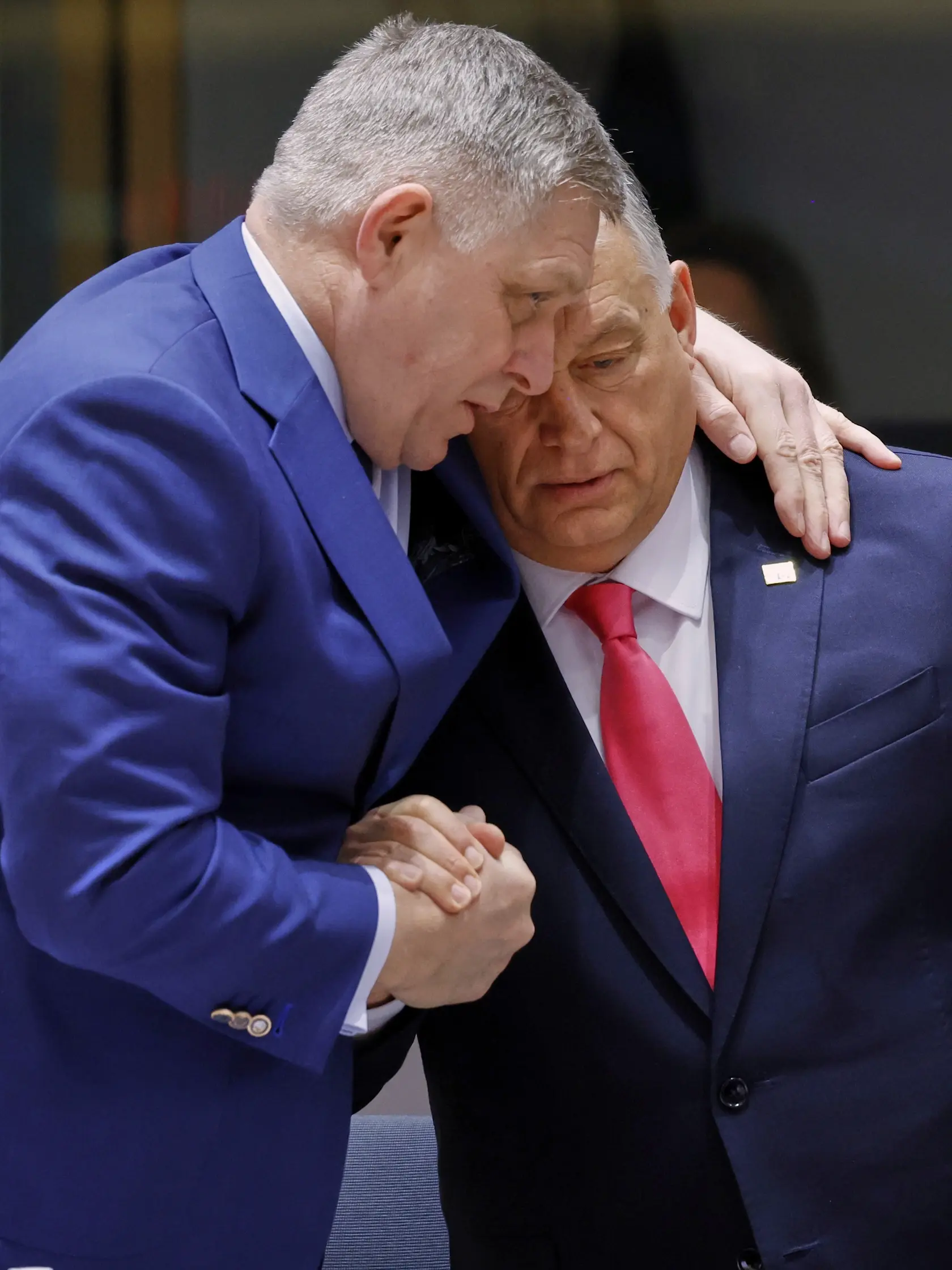 Na snímke slovenský premiér Robert Fico (vľavo) a maďarský premiér Viktor Orbán sa objímajú na summite EÚ v Bruseli vo štvrtok 20. marca 2025.