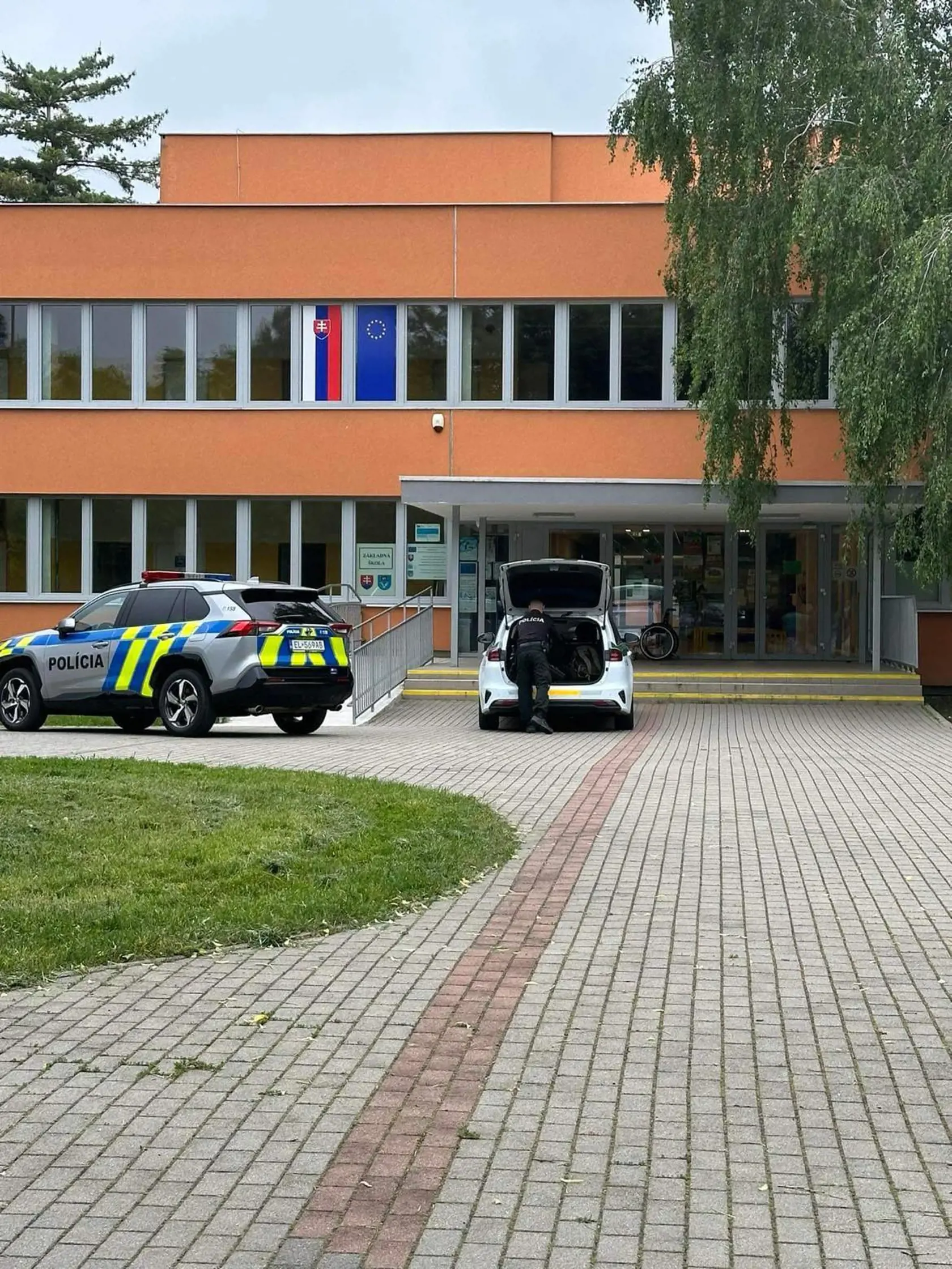 Polícia zasahuje na Základnej škole Topoľová v Nitre 7. mája 2024.