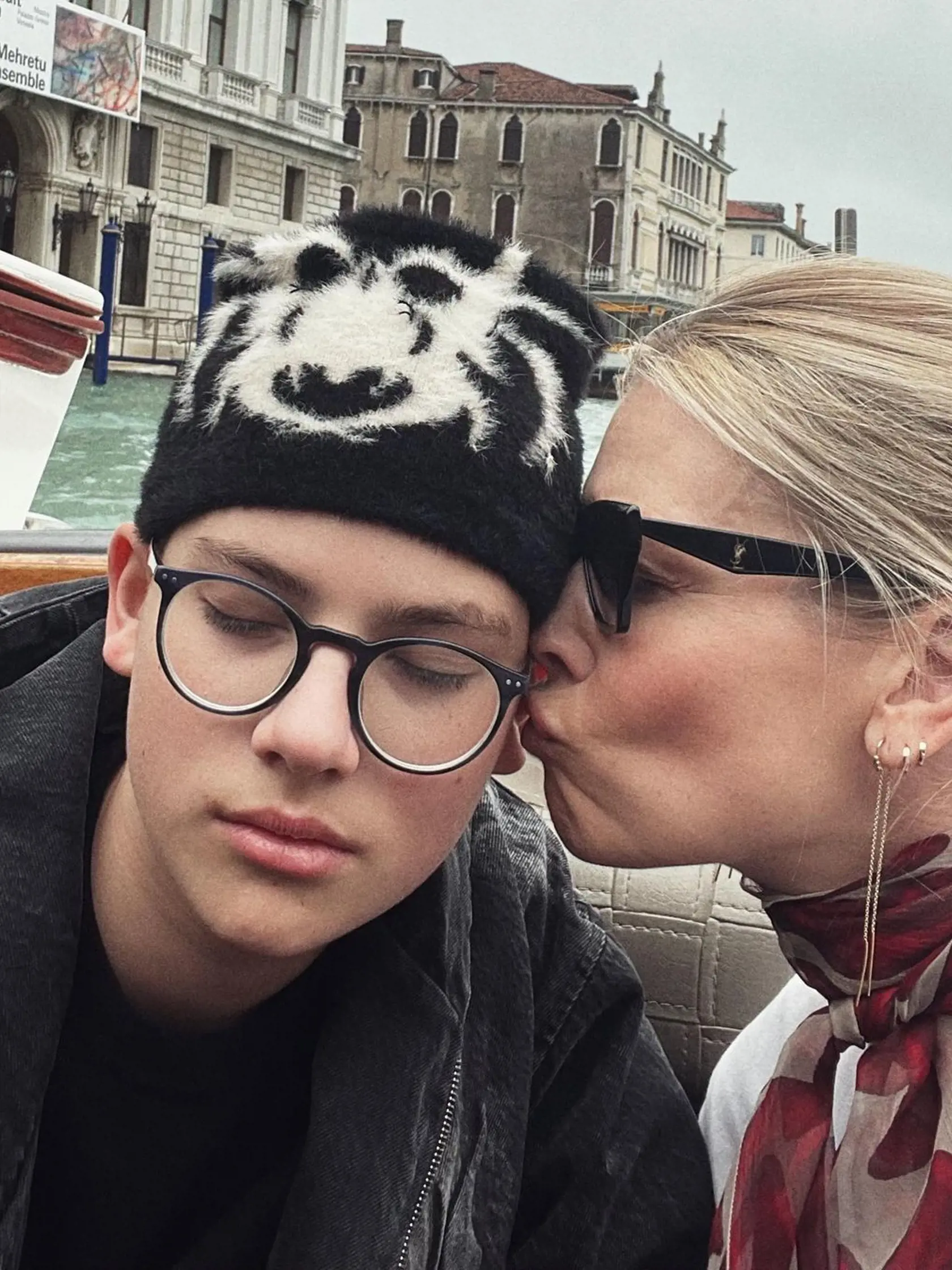 Daniela zverejnila záber z Benátok, kde láskyplne pobozkala svojho syna na líca.