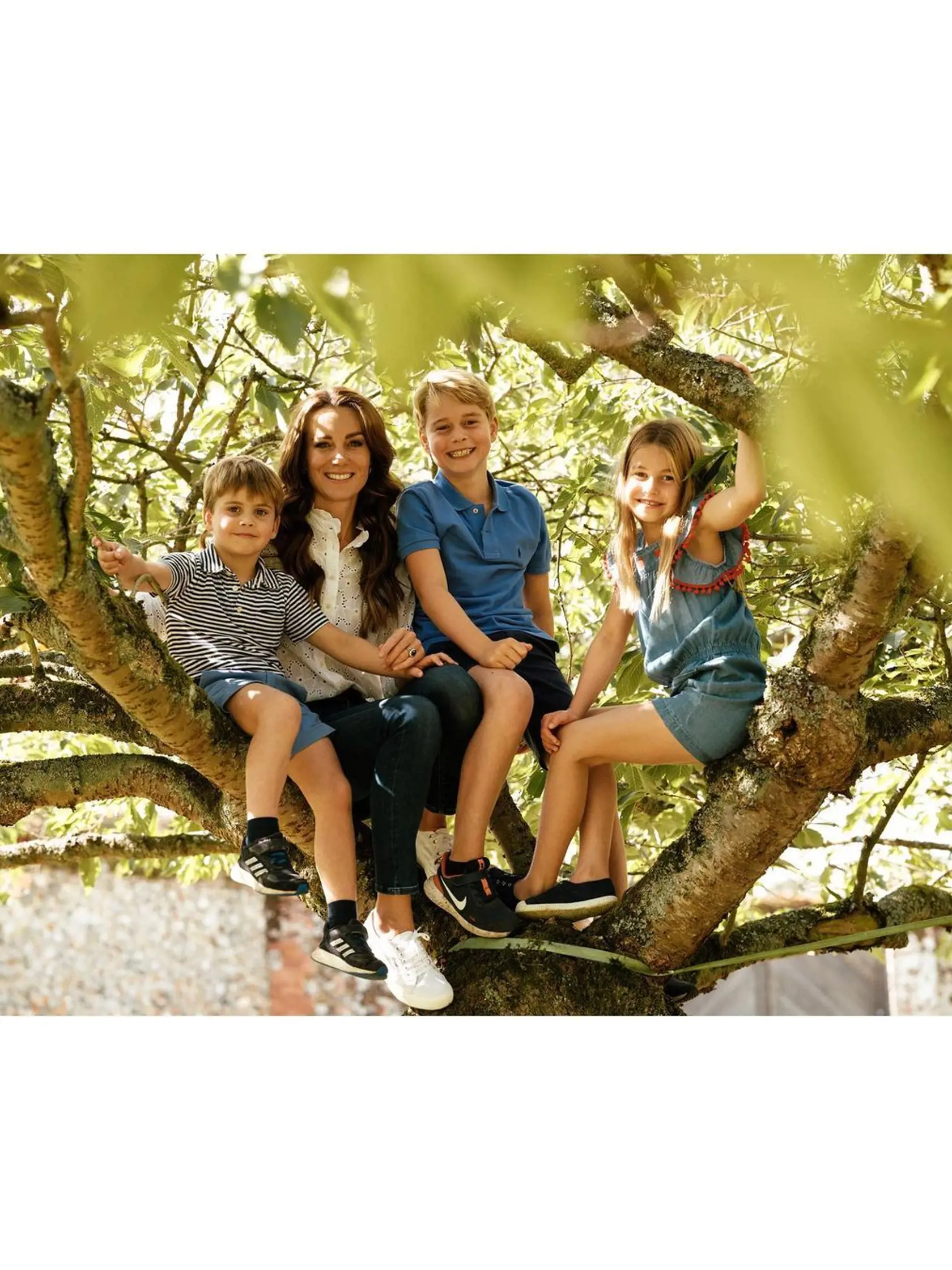 Princezná Kate a William pri príležitosti dňa matiek zverejnili nove rodinné fotografie.